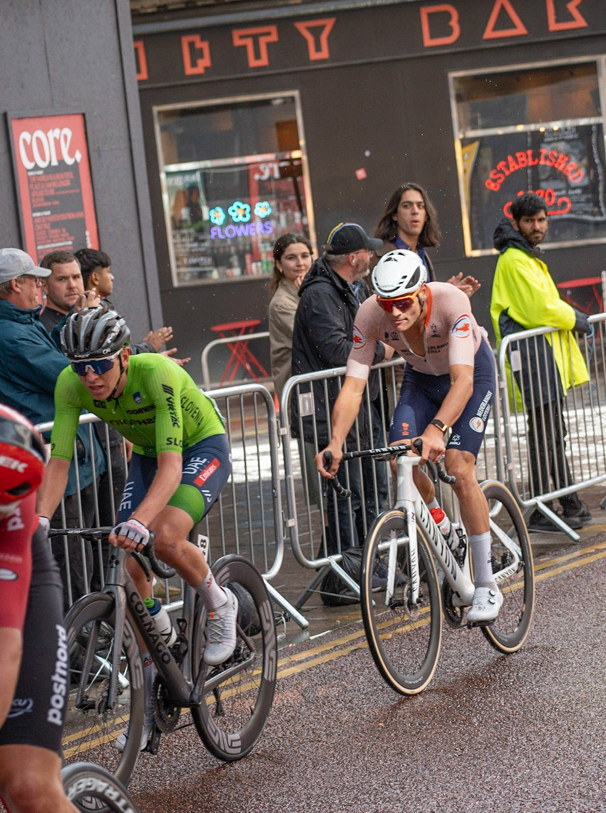 Glasgow, Scotland, UK. 6th August 2023. UCI World Championships – Mathieu van der Poel wins the Men’s Elite Road Race Road Race from Edinburgh to Glasgow ending with 10 laps of the city centre circuit. Credit R.Gass/Alamy Live News