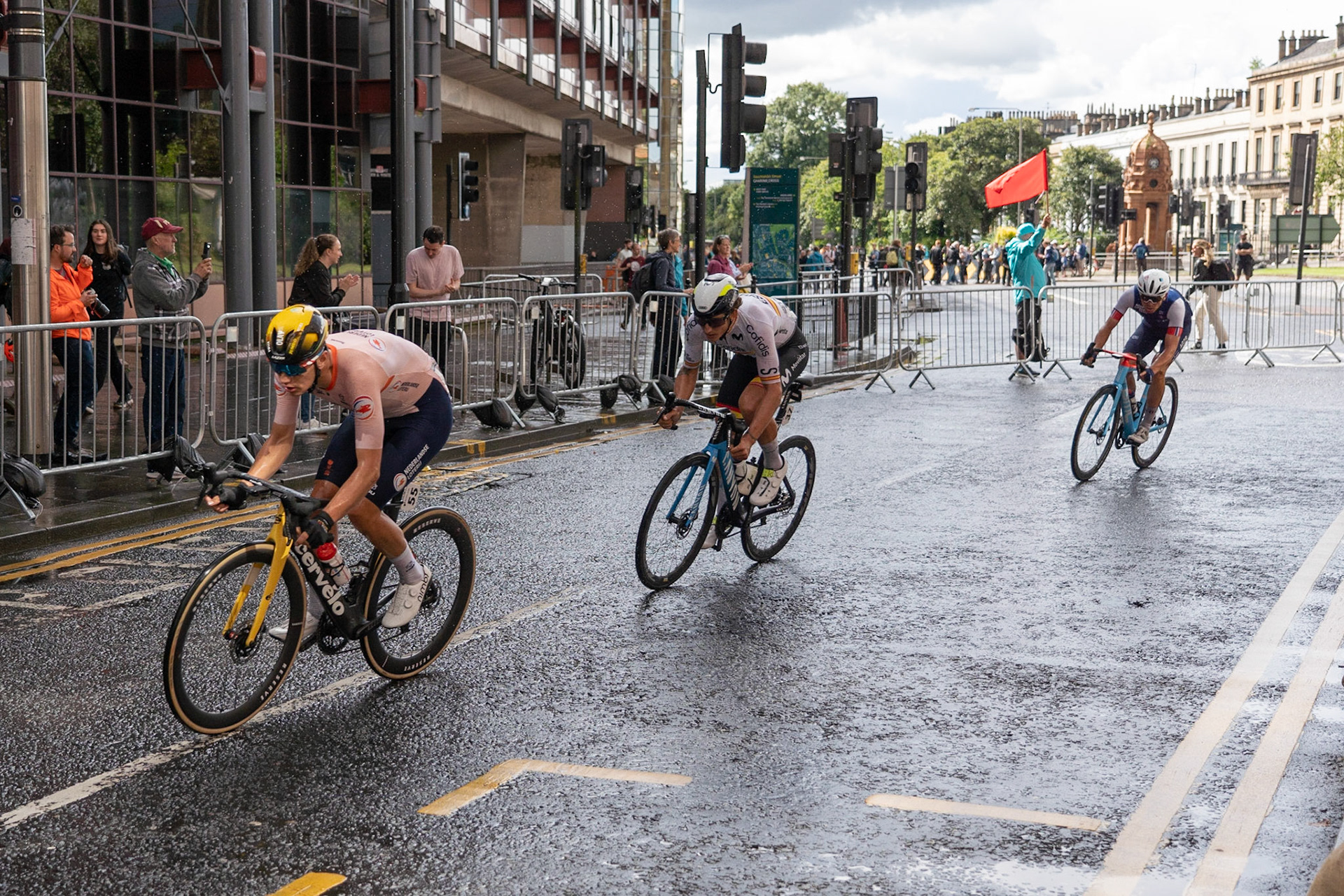 Glasgow, Scotland, UK. 6th August 2023. UCI World Championships – Mathieu van der Poel wins the Men’s Elite Road Race Road Race from Edinburgh to Glasgow ending with 10 laps of the city centre circuit. Credit R.Gass/Alamy Live News