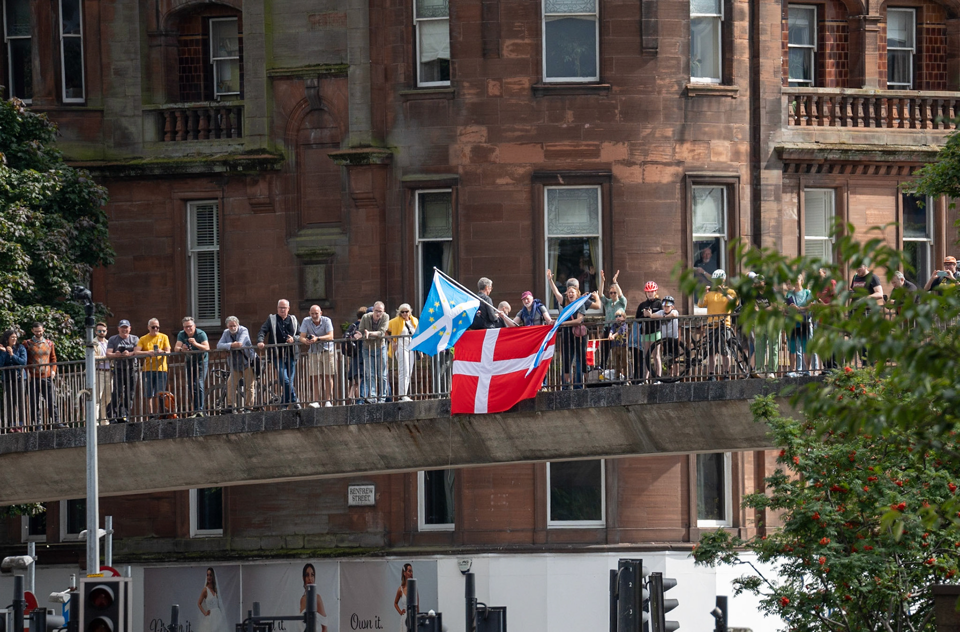 Glasgow, Scotland, UK. 6th August 2023. UCI World Championships – Mathieu van der Poel wins the Men’s Elite Road Race Road Race from Edinburgh to Glasgow ending with 10 laps of the city centre circuit. Credit R.Gass/Alamy Live News