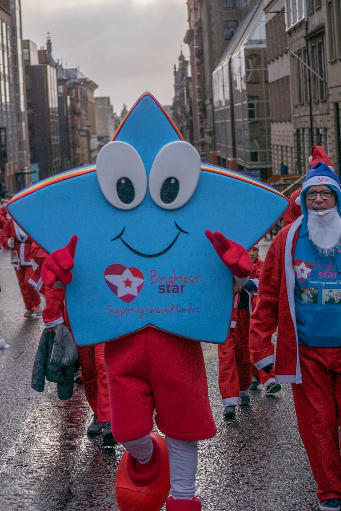 Glasgow, Scotland, 8th December 2019. The annual 5K Santa Dash from George Square with approximately 8000 people dressed as Santa running in the rain and raising money for charity. Credit: Richard Gass/Alamy Live News