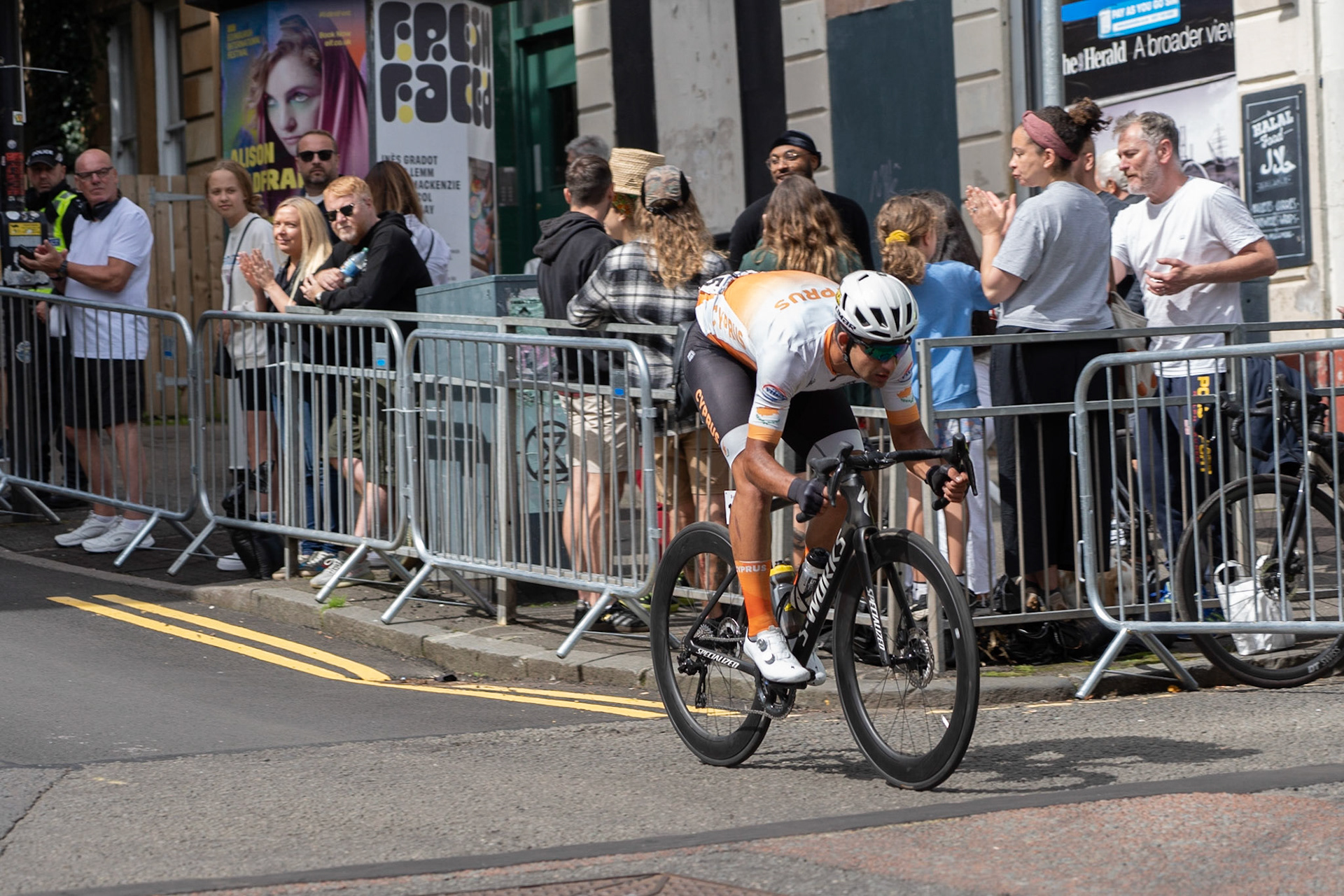 Glasgow, Scotland, UK. 6th August 2023. UCI World Championships – Mathieu van der Poel wins the Men’s Elite Road Race Road Race from Edinburgh to Glasgow ending with 10 laps of the city centre circuit. Credit R.Gass/Alamy Live News