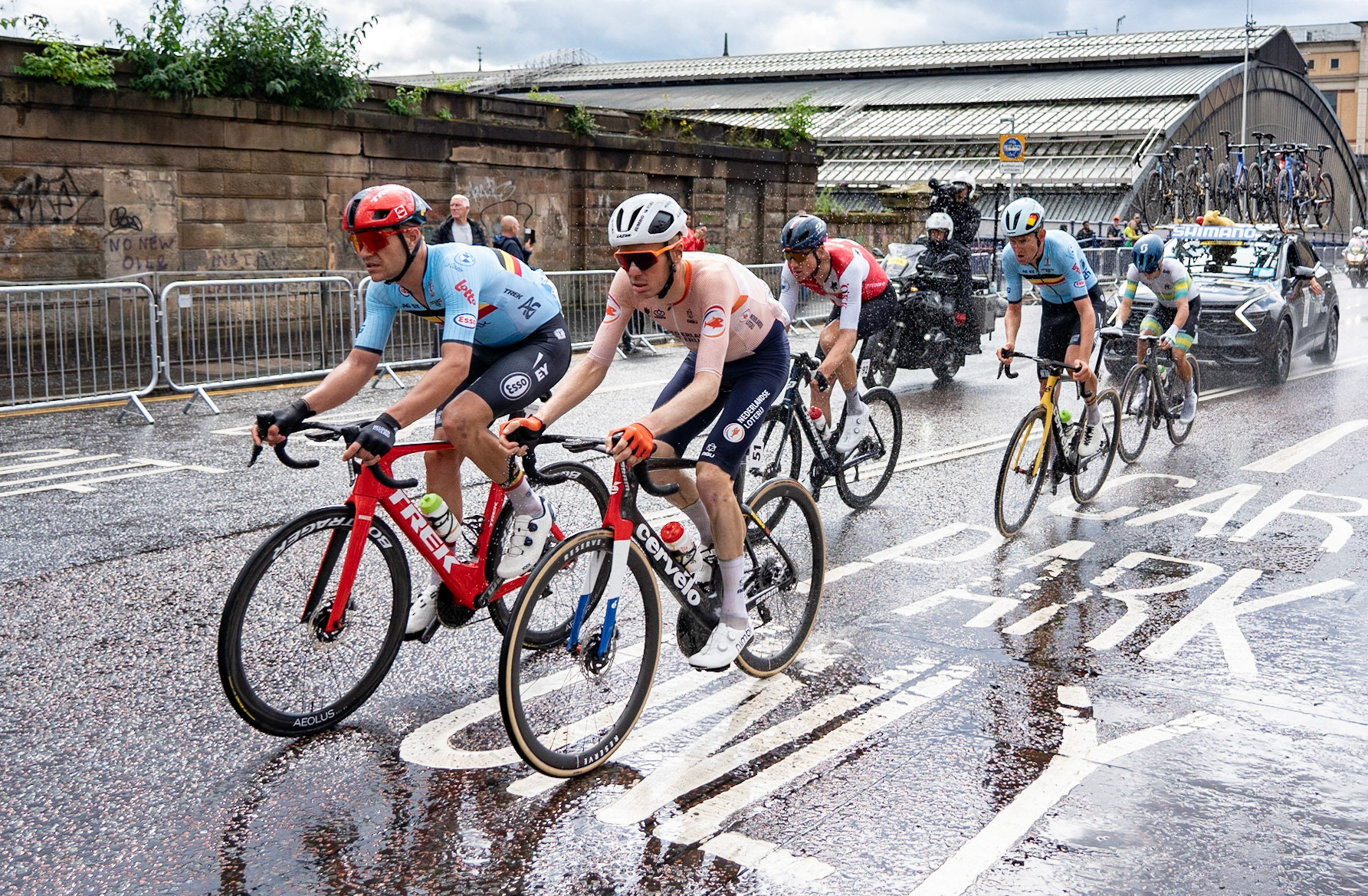Glasgow, Scotland, UK. 6th August 2023. UCI World Championships – Mathieu van der Poel wins the Men’s Elite Road Race Road Race from Edinburgh to Glasgow ending with 10 laps of the city centre circuit. Credit R.Gass/Alamy Live News