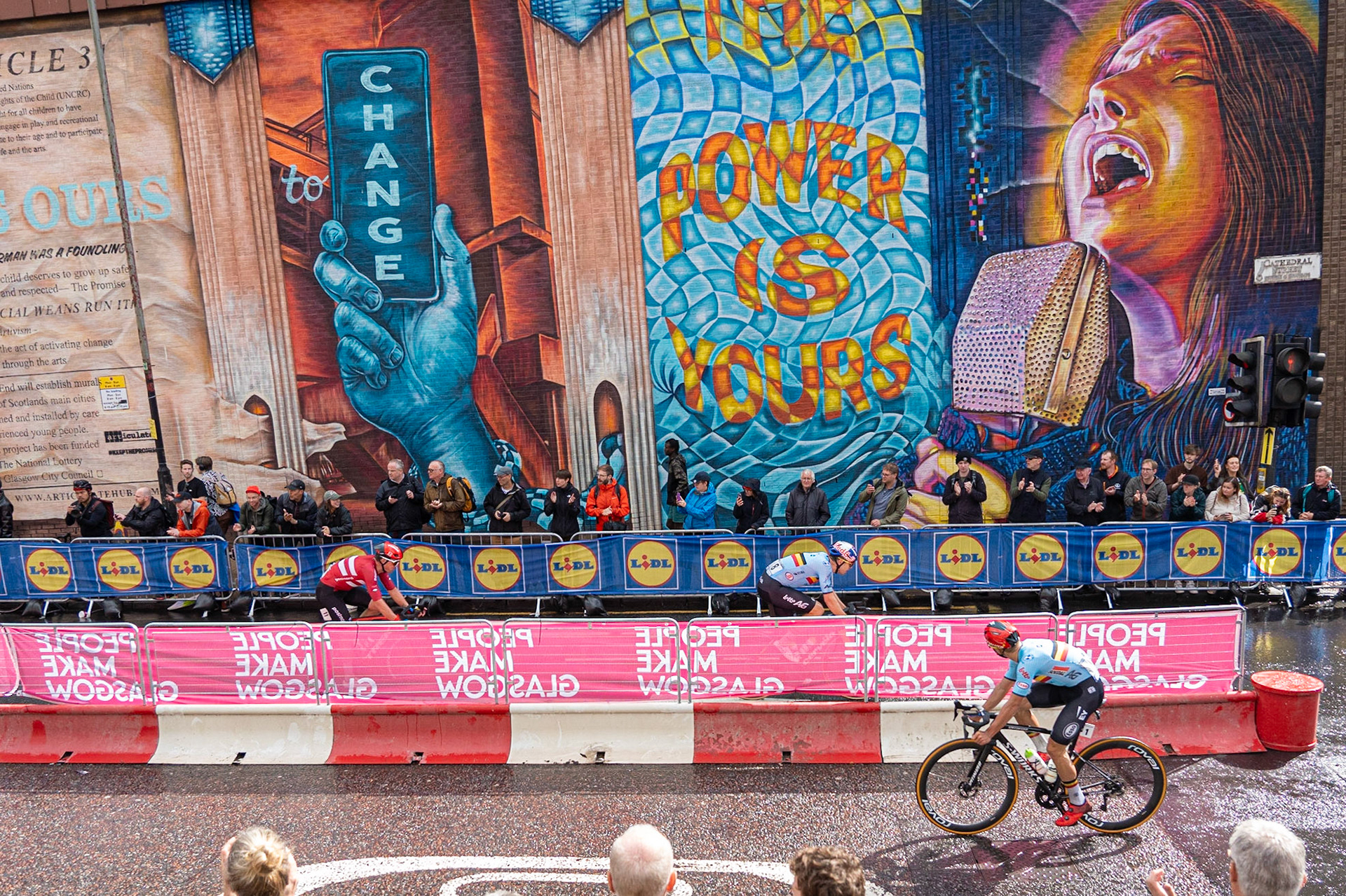 Glasgow, Scotland, UK. 6th August 2023. UCI World Championships – Mathieu van der Poel wins the Men’s Elite Road Race Road Race from Edinburgh to Glasgow ending with 10 laps of the city centre circuit. Credit R.Gass/Alamy Live News