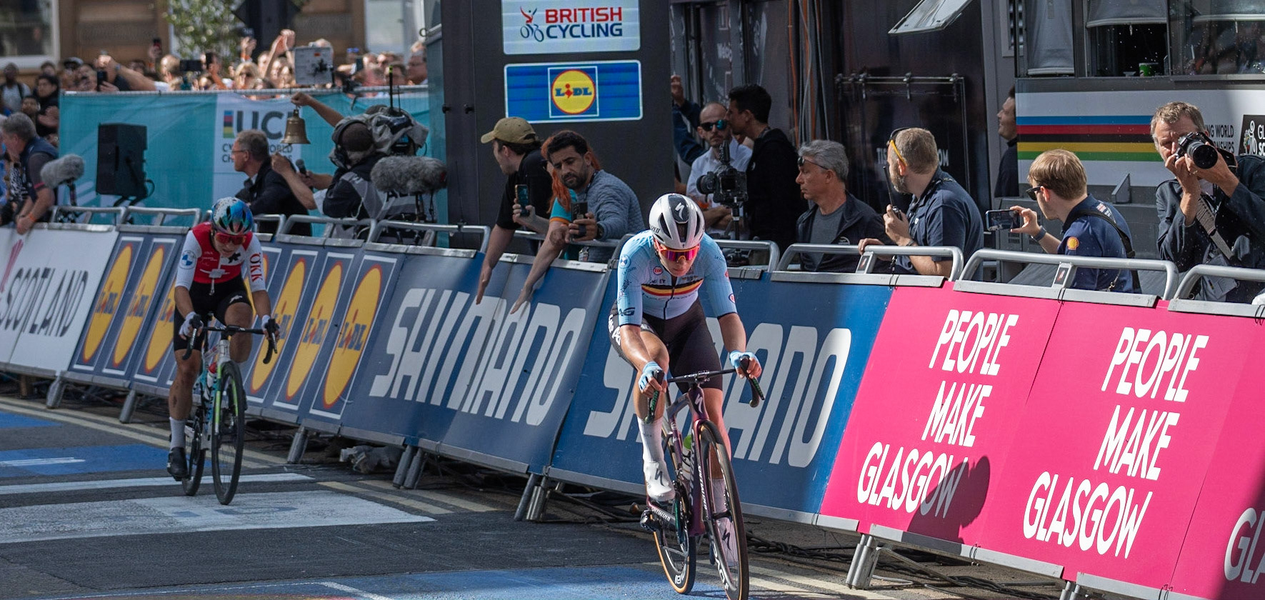 Glasgow, Scotland, UK. 13th August 2023. UCI World Championships – Lotte Kopecky of Belgium wins the Women’s Elite Road Race Road Race from Loch Lomond to Glasgow ending with 6 laps of the city centre circuit. Credit R.Gass/Alamy Live News