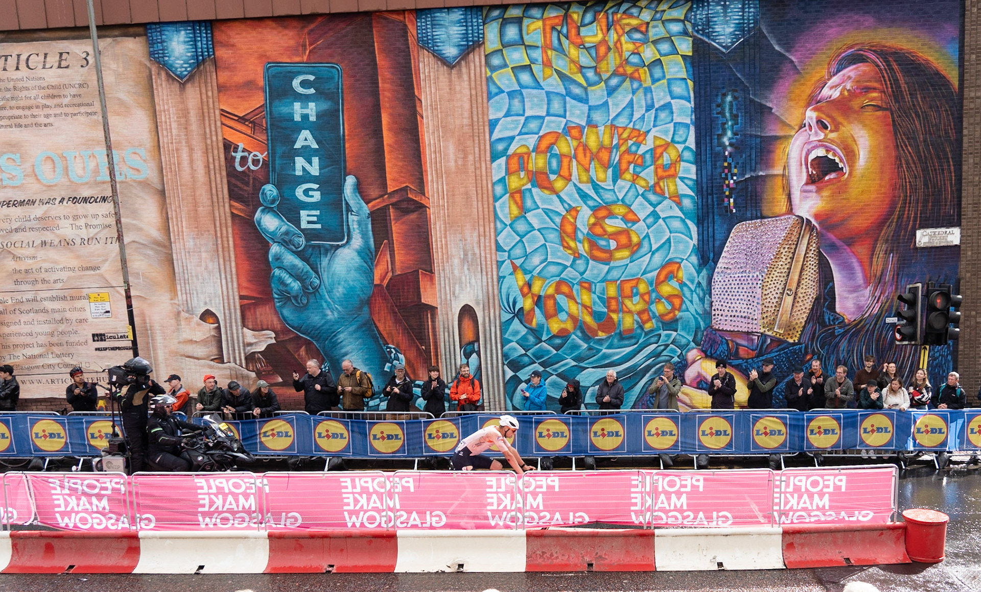 Glasgow, Scotland, UK. 6th August 2023. UCI World Championships – Mathieu van der Poel wins the Men’s Elite Road Race Road Race from Edinburgh to Glasgow ending with 10 laps of the city centre circuit. Credit R.Gass/Alamy Live News