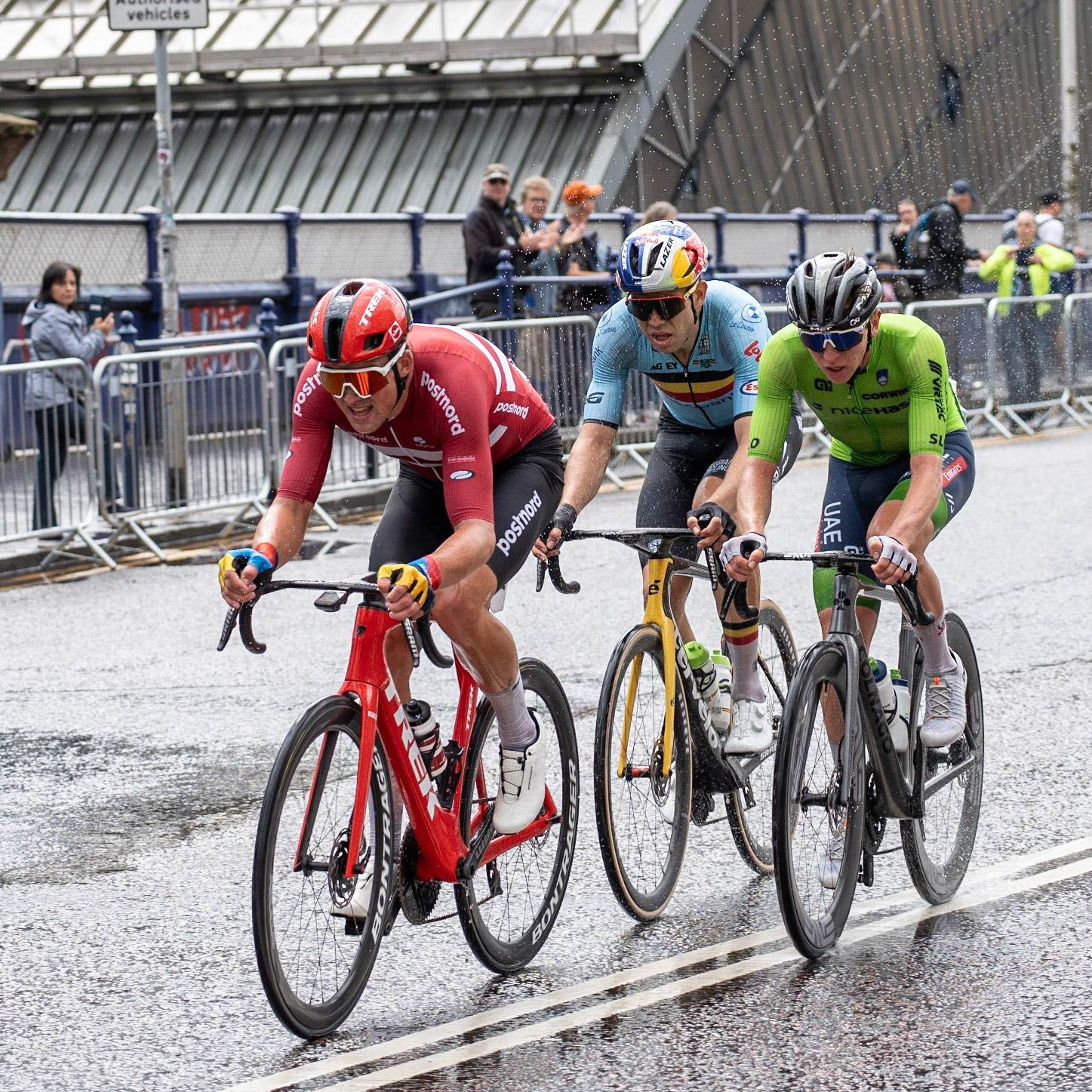 Glasgow, Scotland, UK. 6th August 2023. UCI World Championships – Mathieu van der Poel wins the Men’s Elite Road Race Road Race from Edinburgh to Glasgow ending with 10 laps of the city centre circuit. Credit R.Gass/Alamy Live News
