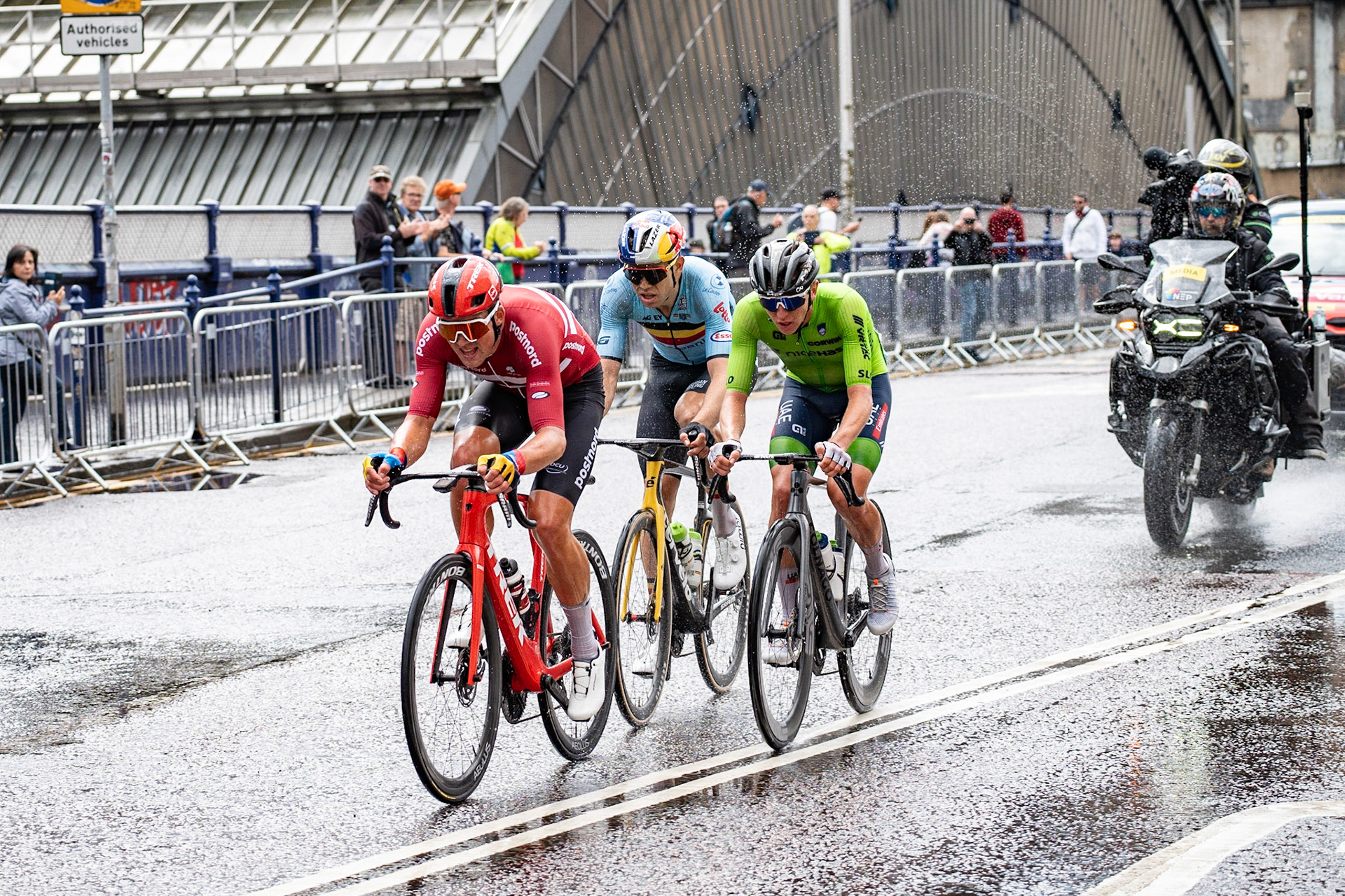 Glasgow, Scotland, UK. 6th August 2023. UCI World Championships – Mathieu van der Poel wins the Men’s Elite Road Race Road Race from Edinburgh to Glasgow ending with 10 laps of the city centre circuit. Credit R.Gass/Alamy Live News