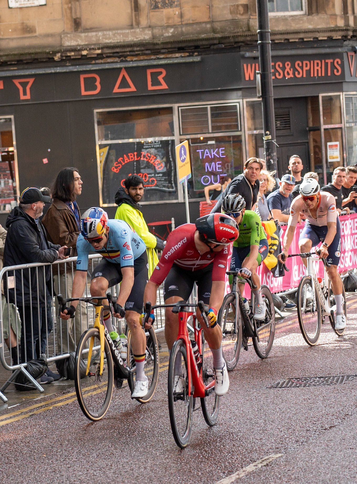 Glasgow, Scotland, UK. 6th August 2023. UCI World Championships – Mathieu van der Poel wins the Men’s Elite Road Race Road Race from Edinburgh to Glasgow ending with 10 laps of the city centre circuit. Credit R.Gass/Alamy Live News