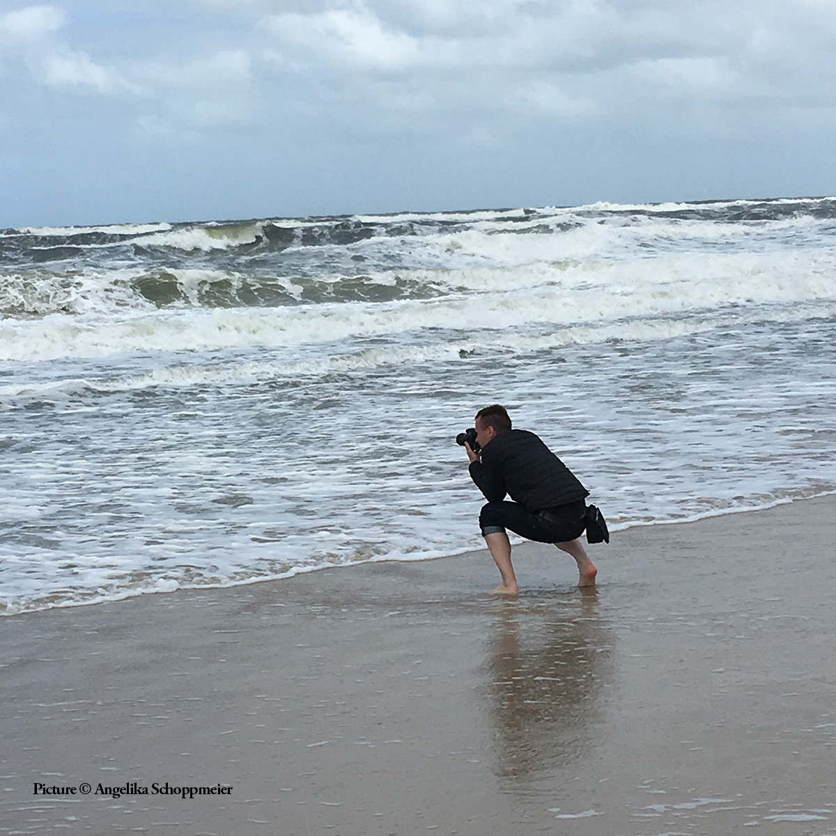 A look behind the scenes of my personal project “Family Journeys.” Here, I am photographing my parents on Sylt. Sylt, Germany, May 2018. Picture by Angelika Schoppmeier.