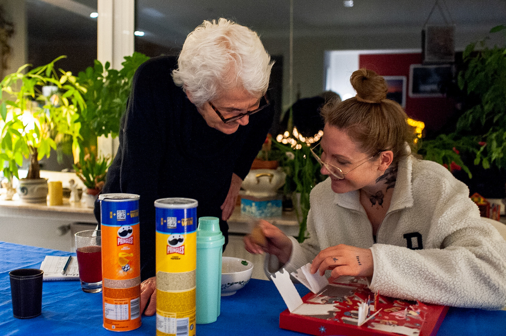 Ann-Kristin and mom open an advent calendar she received as a gift at a furniture store on New Year’s Eve. Oberhausen, Germany, December 31, 2022.