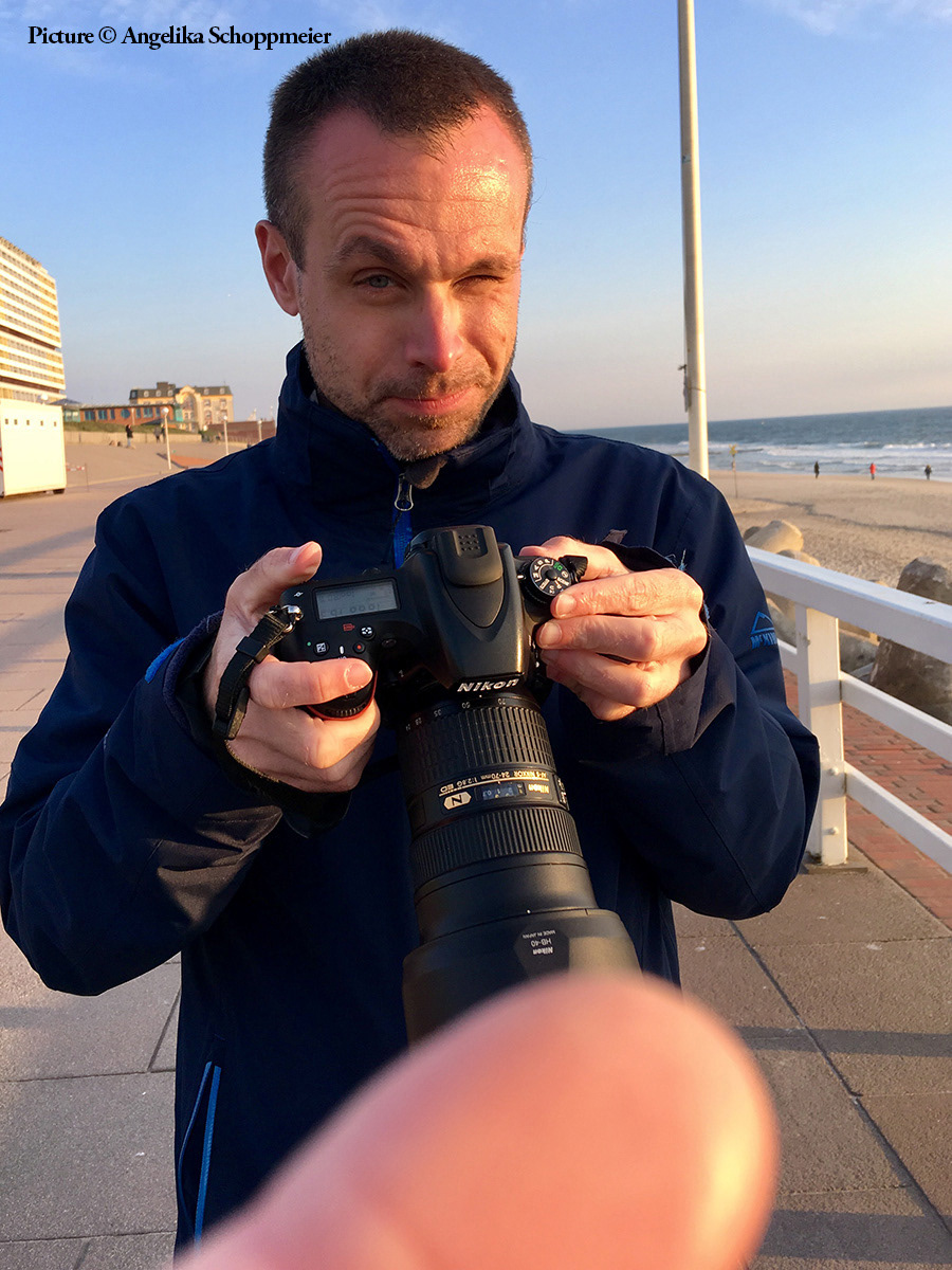 A look behind the scenes of my personal project “Family Journeys.” Here, I am photographing my parents on Sylt. Sylt, Germany, June 2019. Picture by Angelika Schoppmeier.