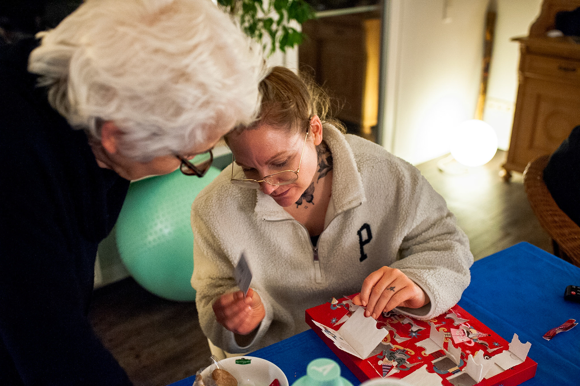 Ann-Kristin and mom open an advent calendar she received as a gift at a furniture store on New Year’s Eve. Oberhausen, Germany, December 31, 2022.