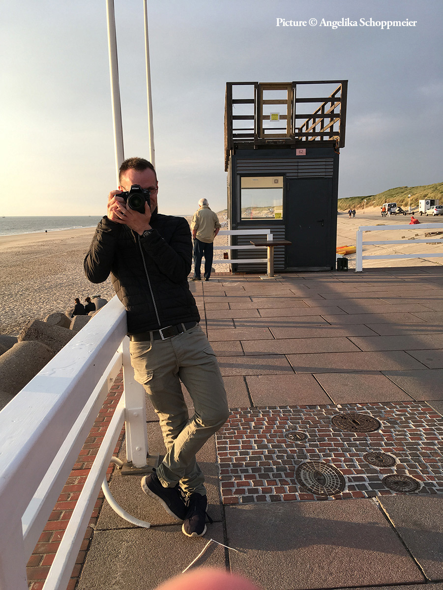 A look behind the scenes of my personal project “Family Journeys.” Here, I am photographing my parents on Sylt. Sylt, Germany, May 2018. Picture by Angelika Schoppmeier.
