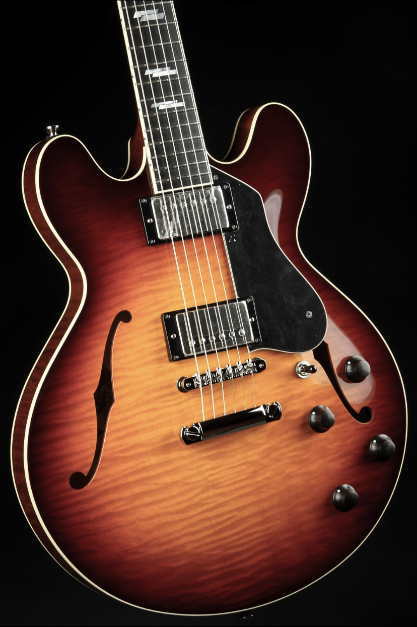 Vintage-inspired archtop guitar, sunburst finish, Golden Age aesthetics, high-fidelity jazz tone.