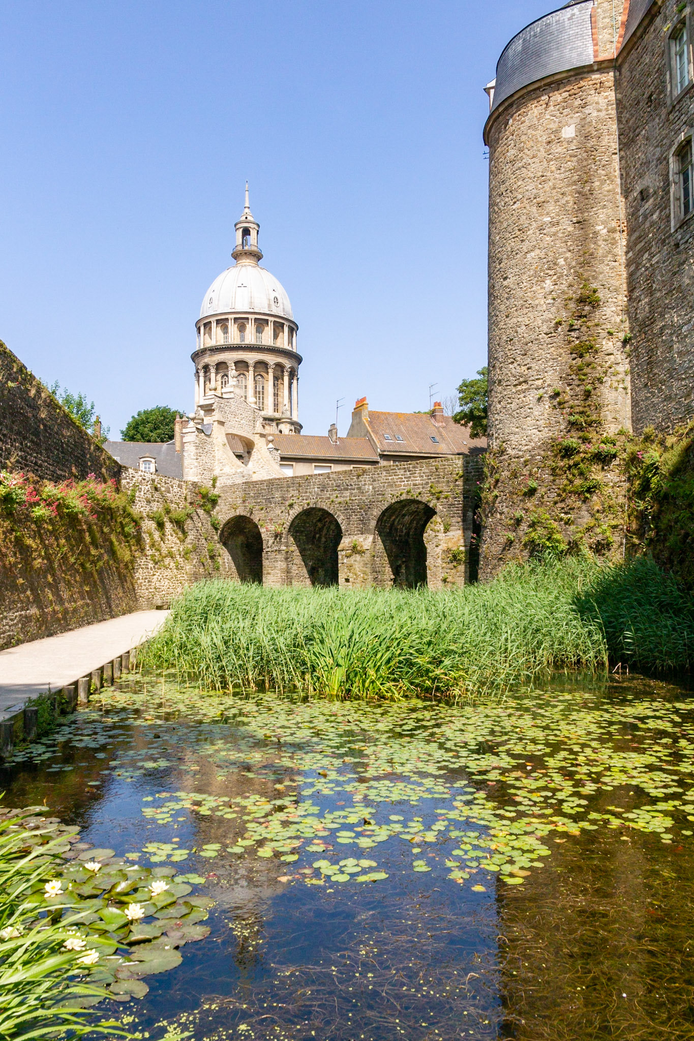 Les douves du château comtal et la Basilique de Boulogne-sur-Mer
