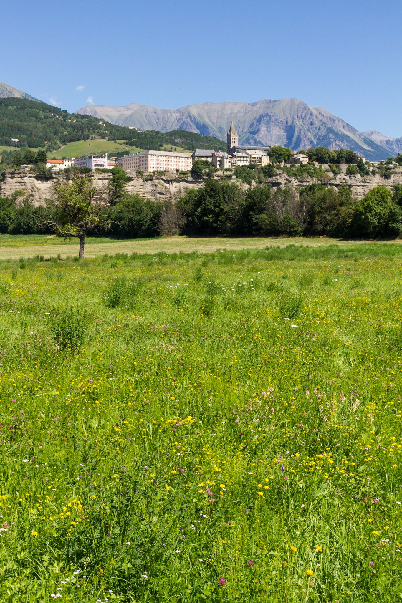 Embrun et la plaine sous-le-roc - Hautes-Alpes
