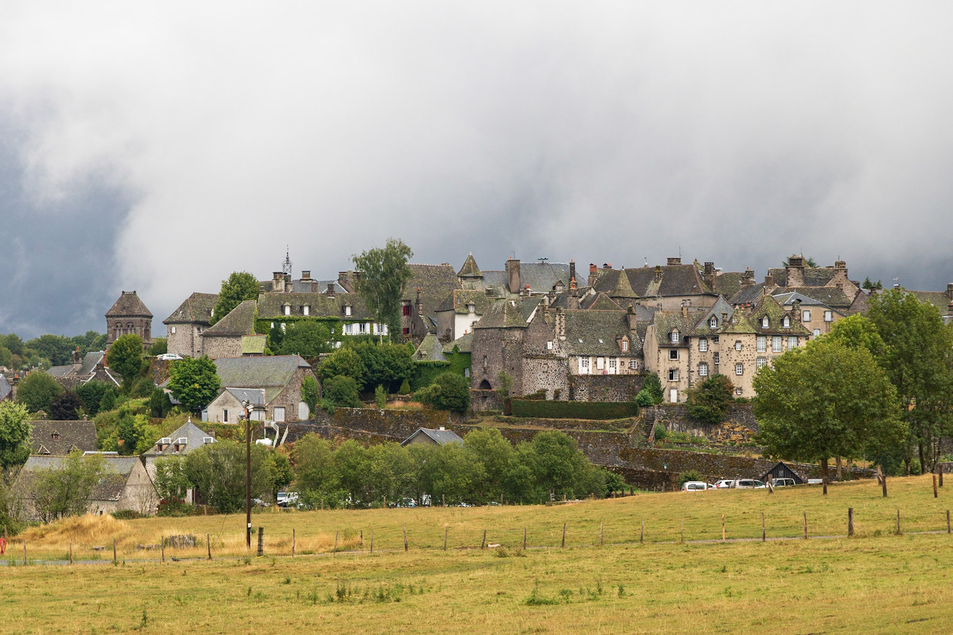 Le village médièval de Salers sous les nuages