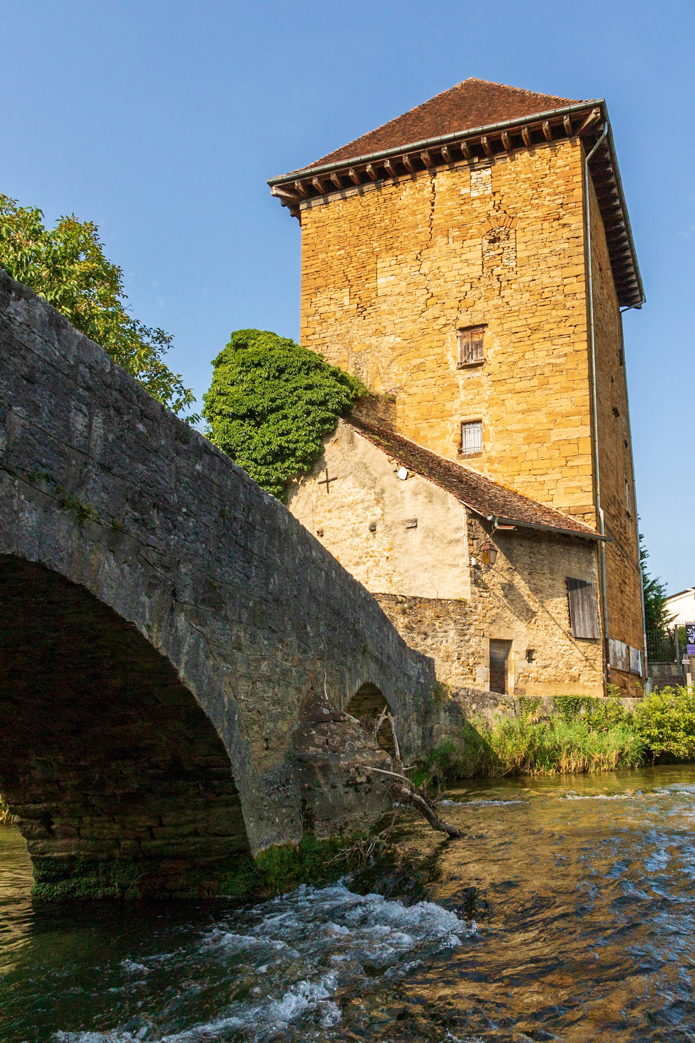 Pont sur la Cuisance et Tour Gloriette à Arbois (Jura)