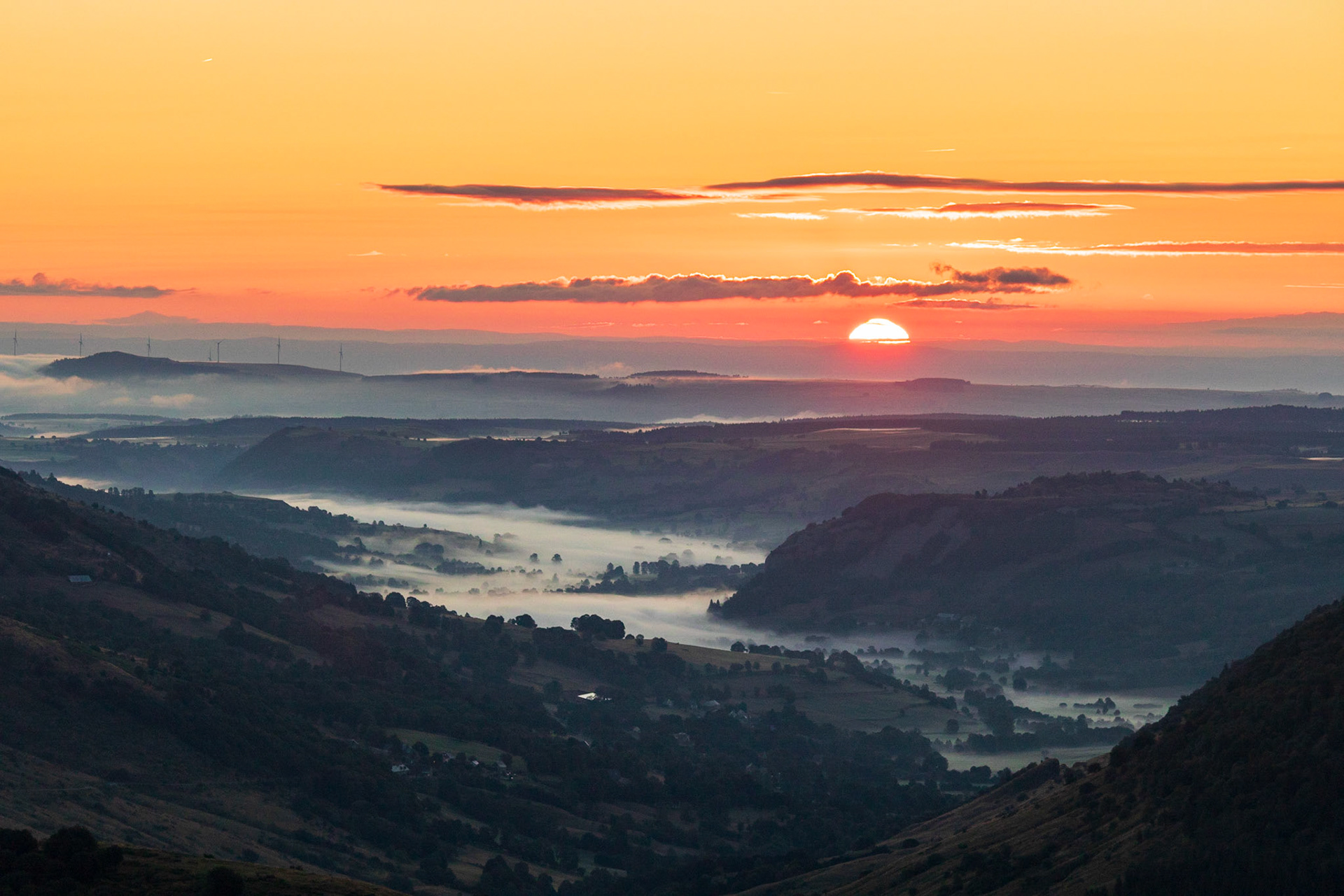 Lever de soleil sur les vallées au pied du Puy Mary