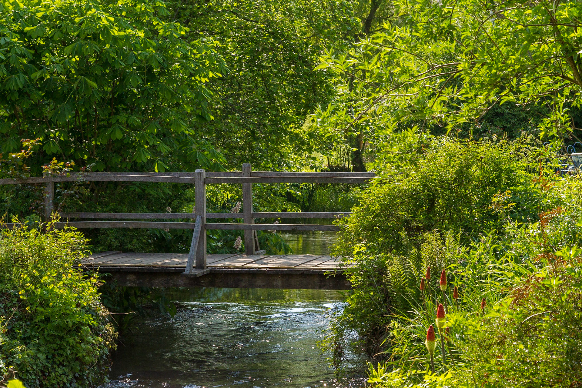 Passerelle de bois sur la rivière Selle. Monsures. Somme. Picardie.