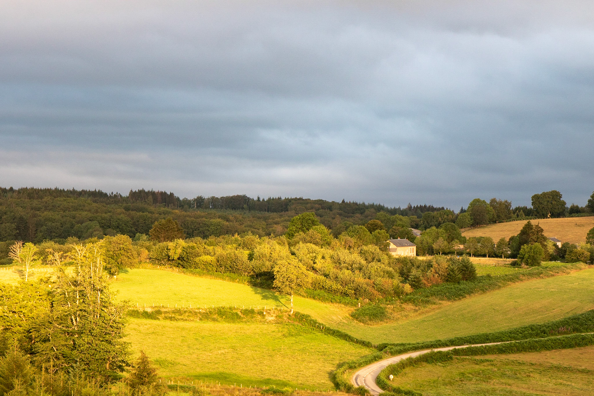 Aube sur La Chaise, hameau de la campagne morvandelle