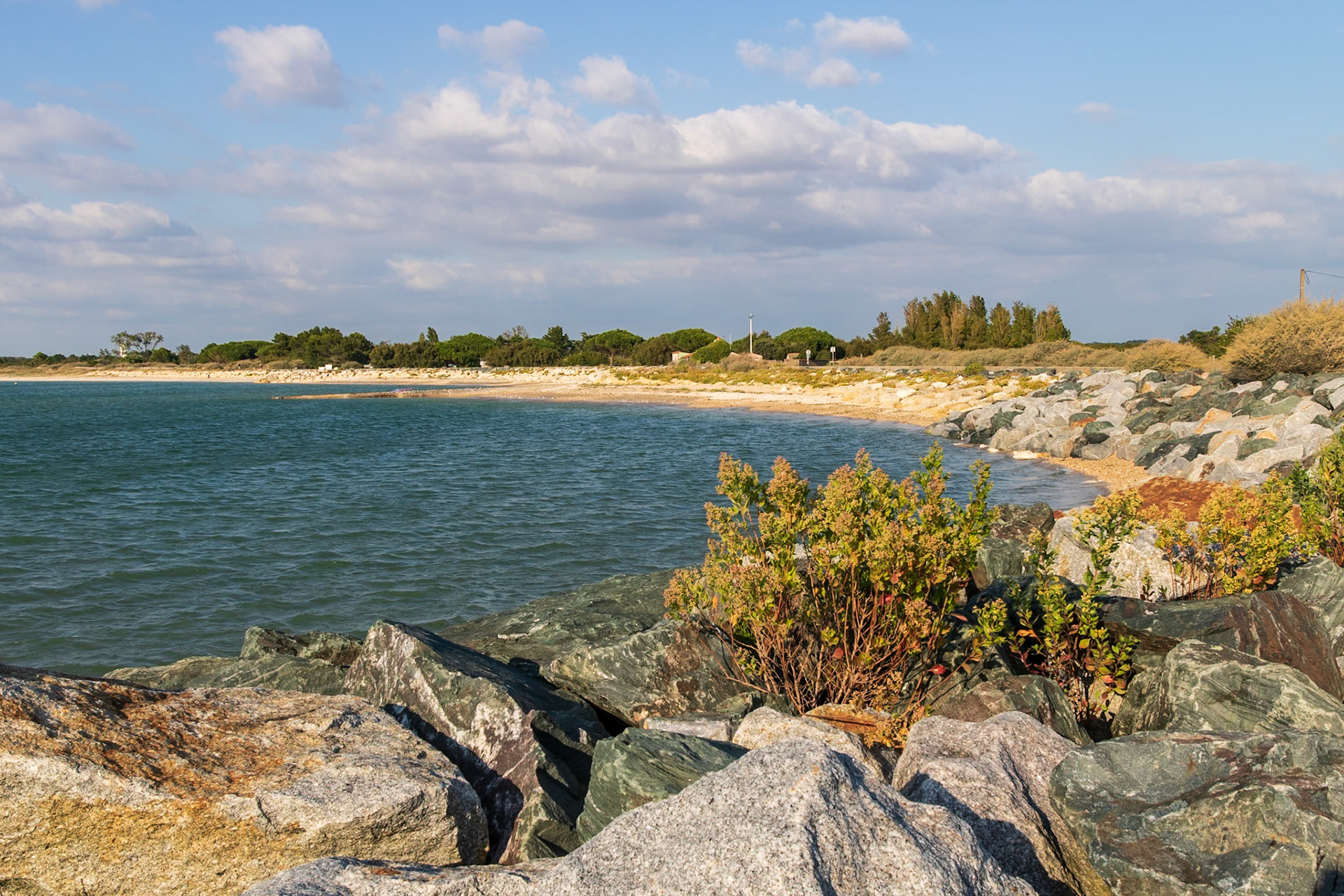 Enrochements et plage à Angoulins