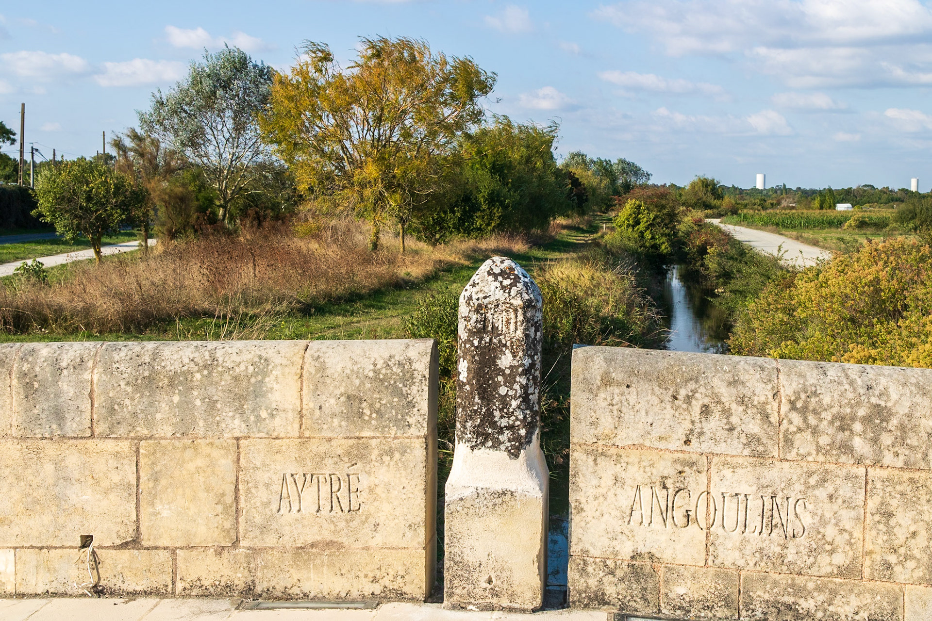 Le Pont de la Pierre sur le Grand Canal marque la frontière entre Aytré et Angoulins