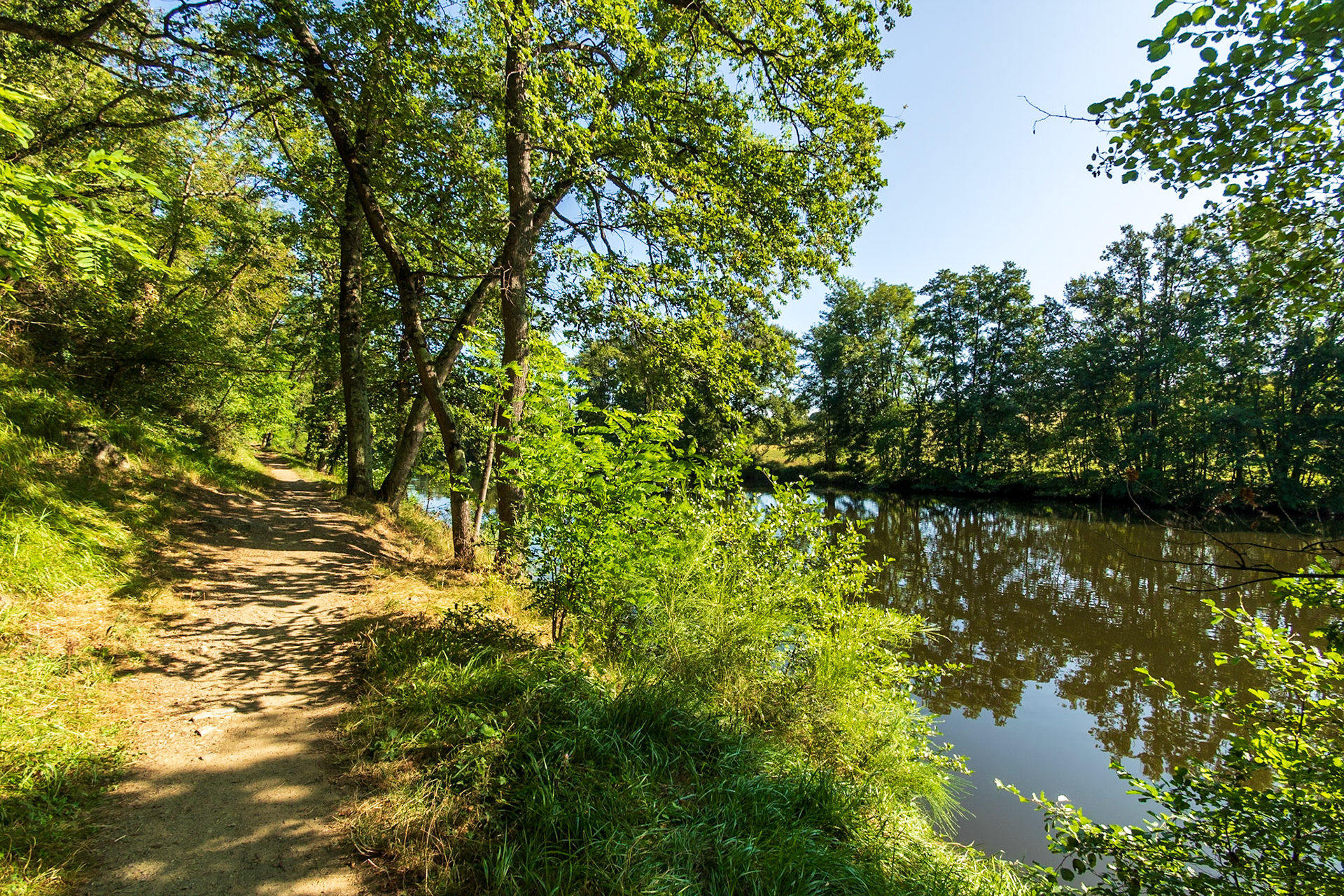 Sentier le long de l'Allier à Vieille-Brioude