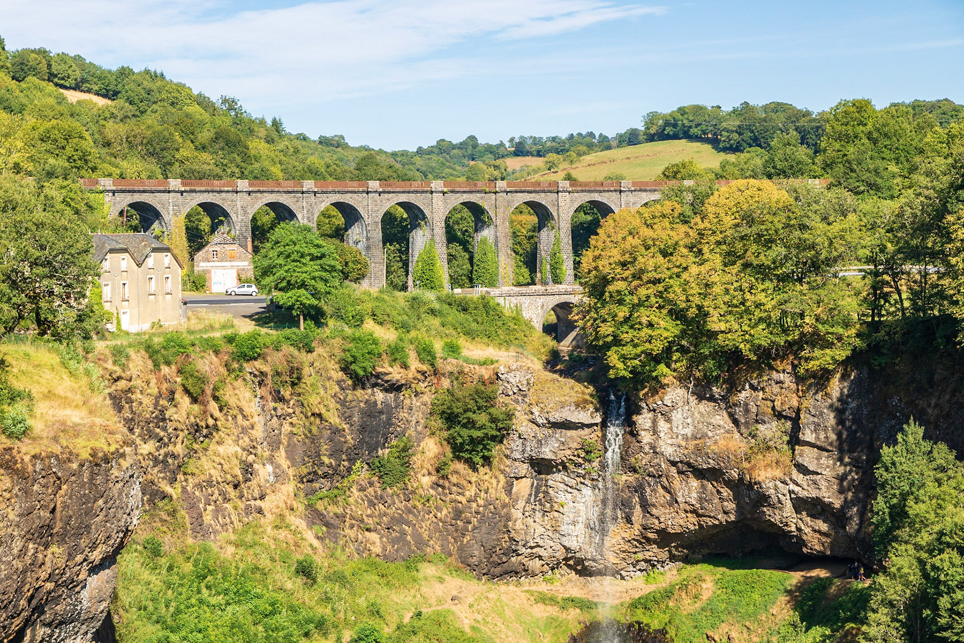 La Cascade de Salins et le viaduc ferroviaire - Cantal