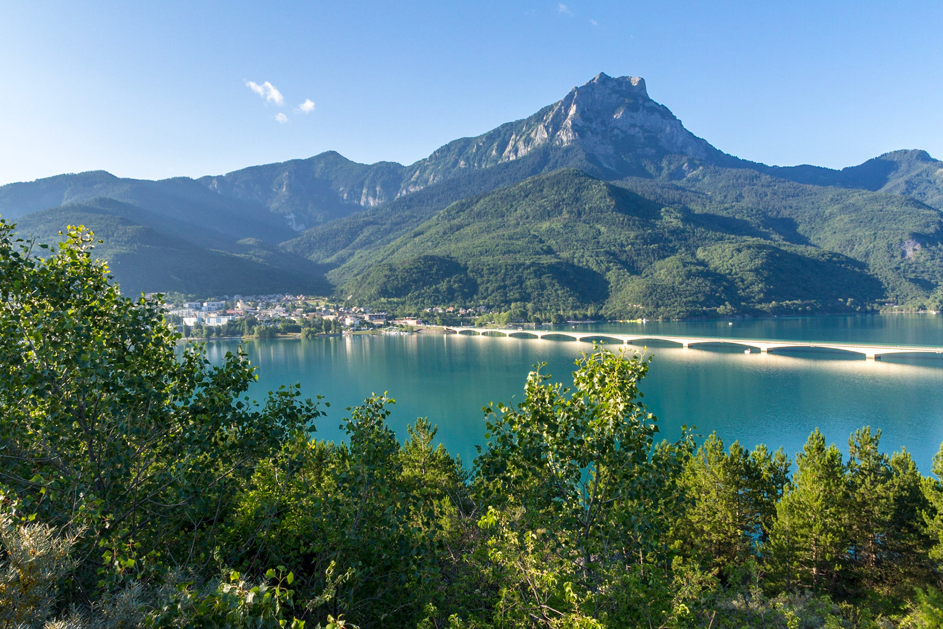 Le pont sur le Lac de Serre-Ponçon à Savines et, aufond, le Pic de Morgon