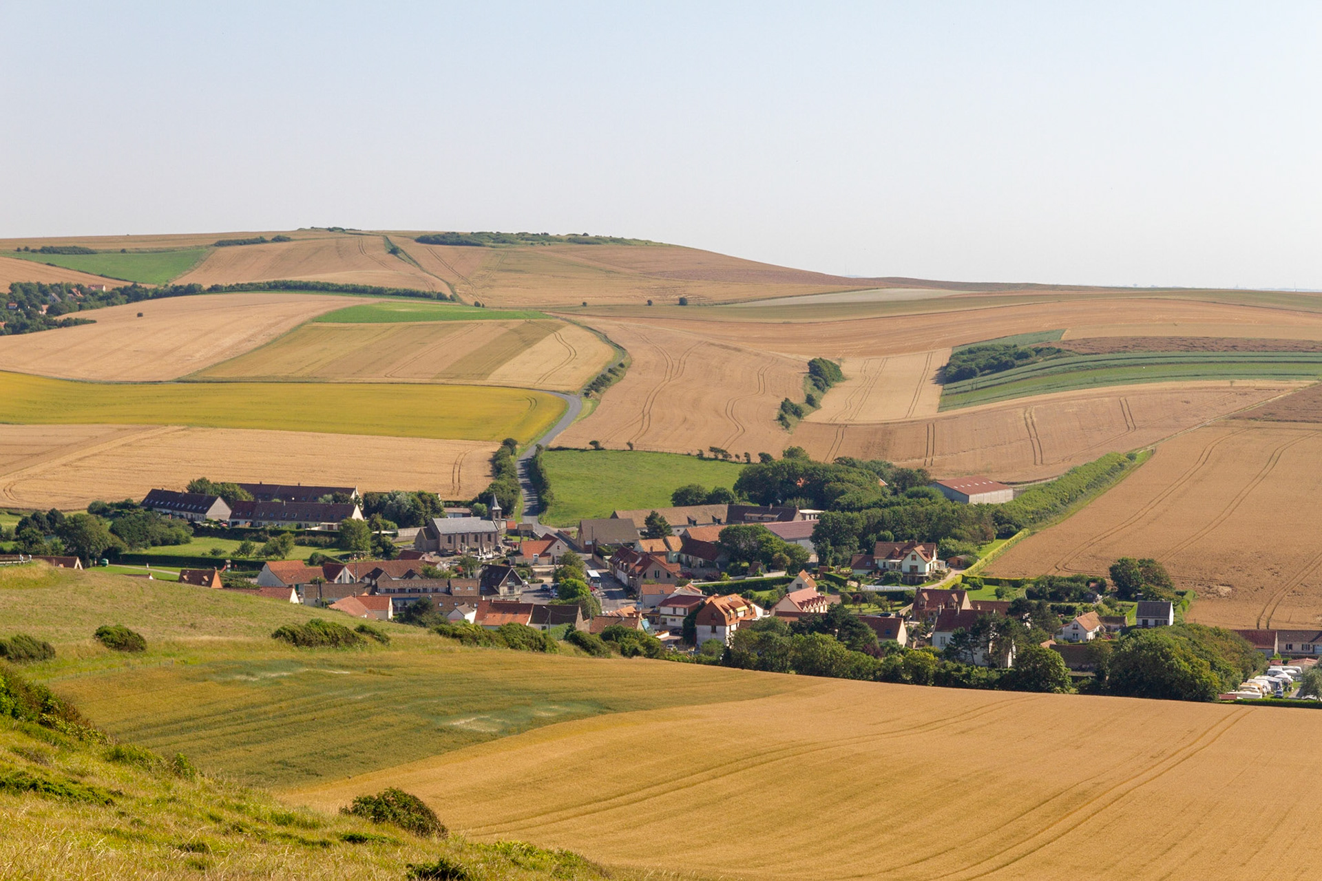 Le village d'Escalles et la campagne de la Côte d'Opale.