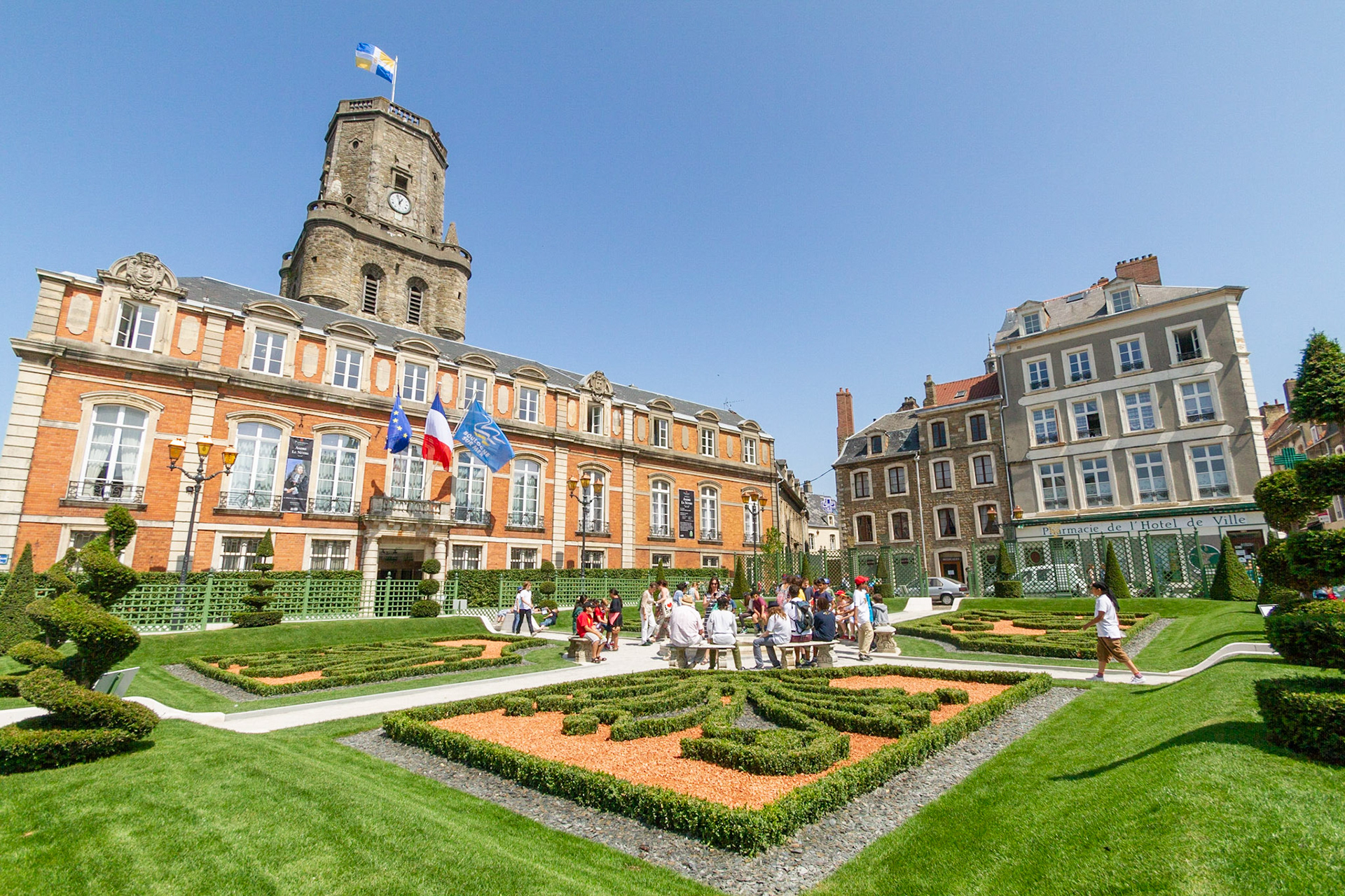 L'hôtel de ville, le beffroi et le jardin éphémère