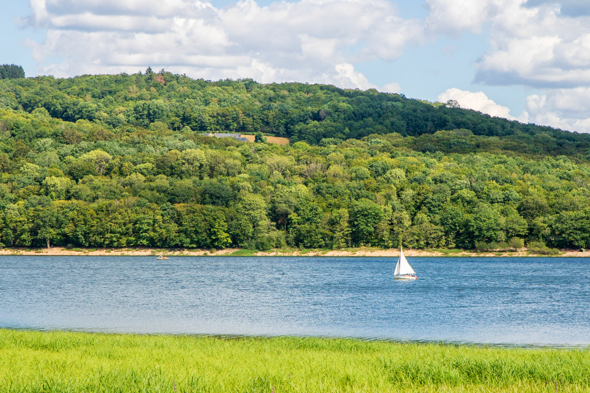 Voilier sur le Lac de Pannecière