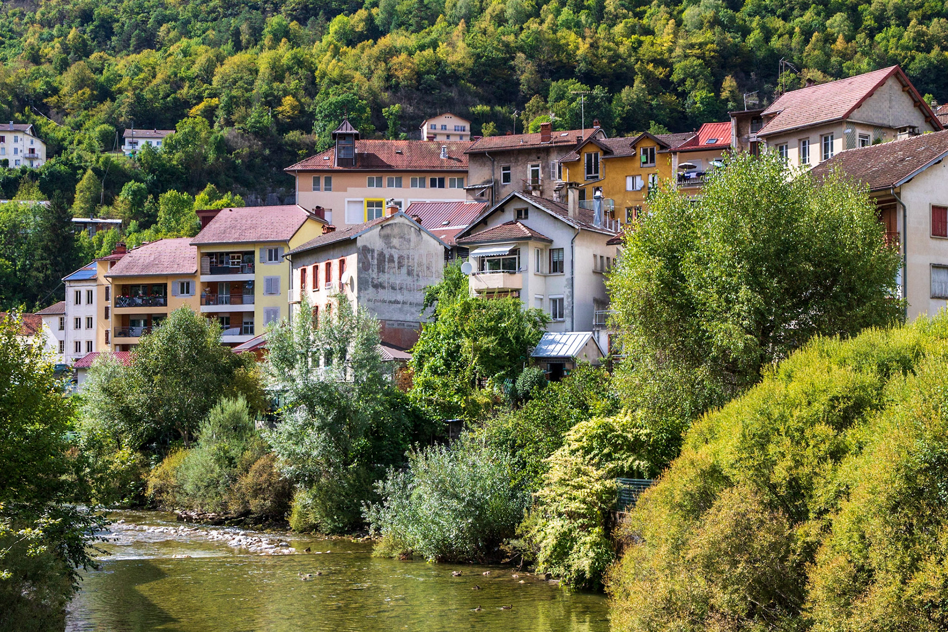 Habitat ancien sur les berges du Tacon à Saint-Claude