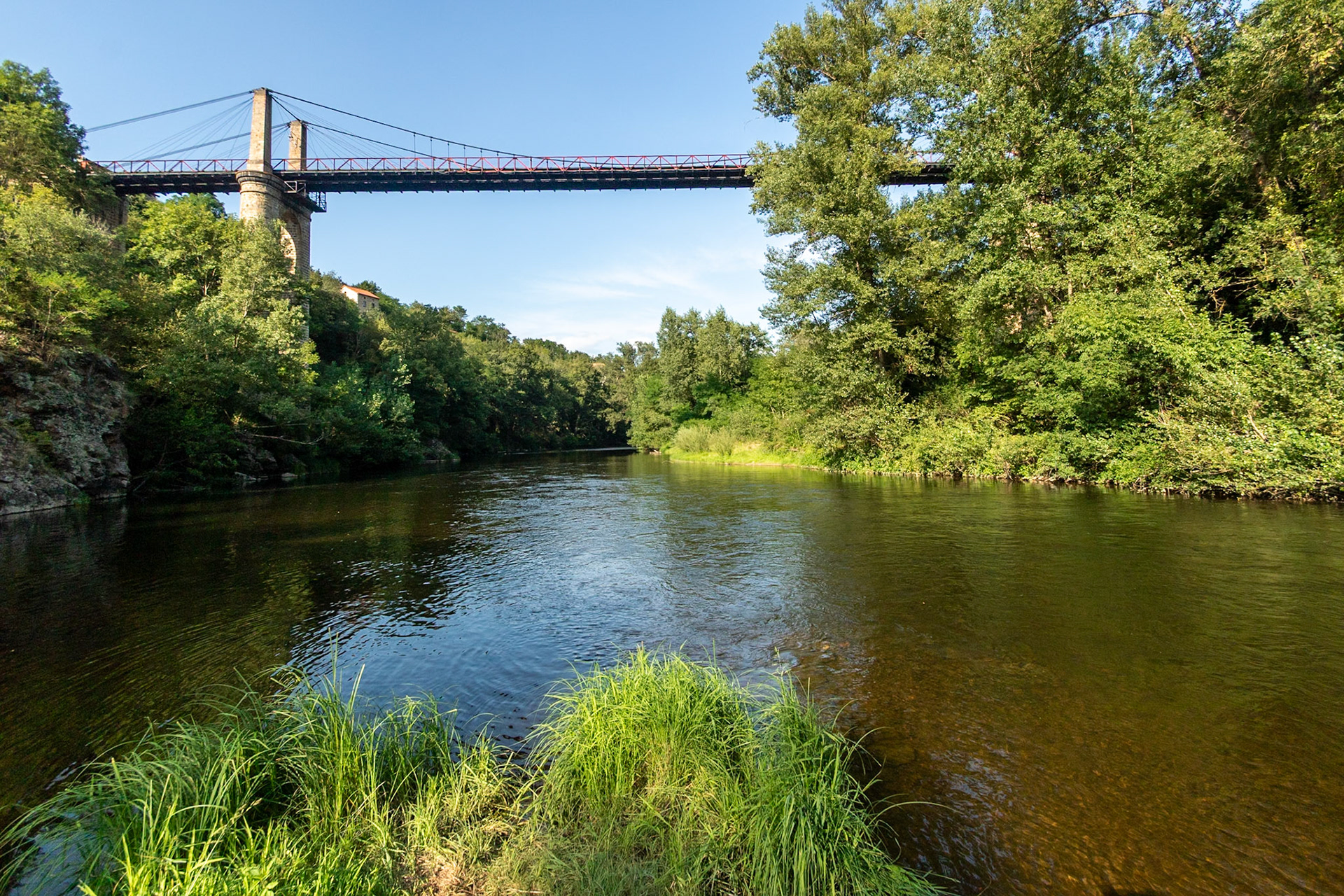 L'Allier à Villeneuve d'Allier, sous le pont suspendu de Saint-Ilpize