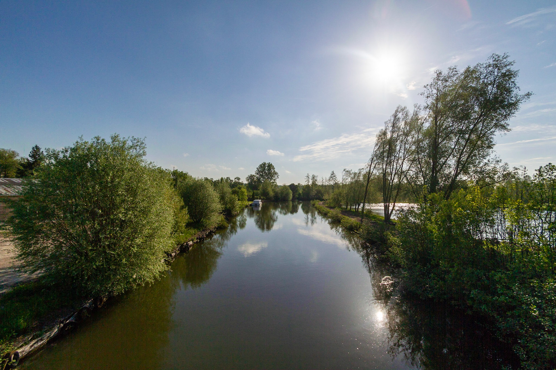 Le canal de la Somme à Camon. Somme. Picardie.