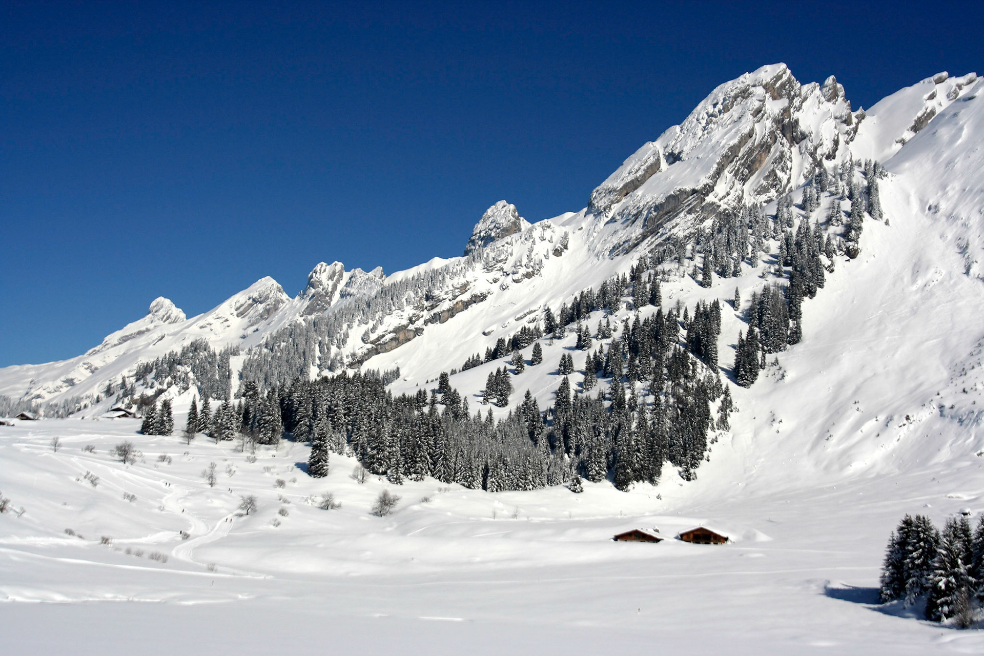 Les Confins - Le Lac sous la neige et chaîne des Aravis en hiver