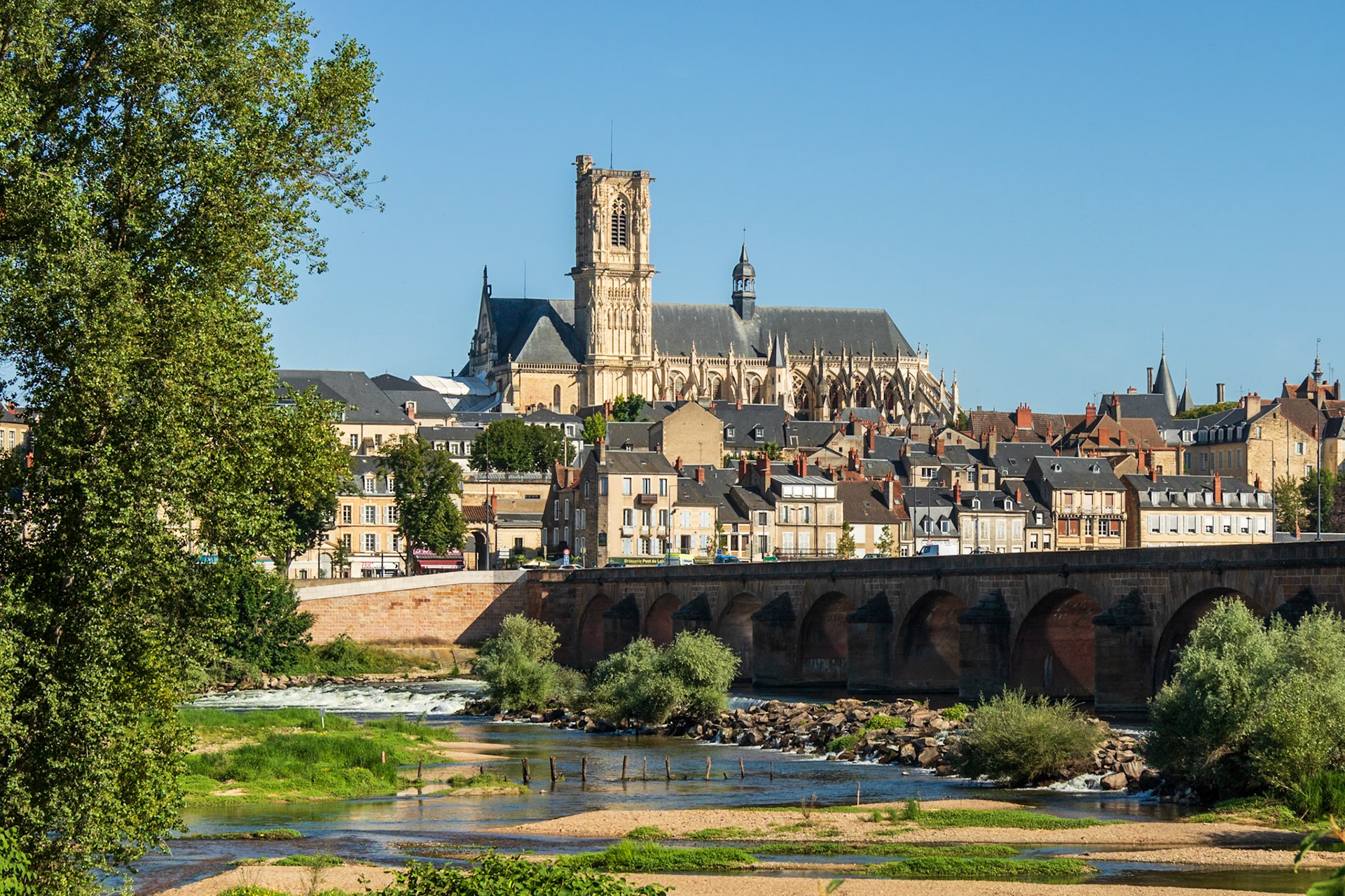La Loire et la Cathédrale Saint-Cyr et Saint-Julitte à Nevers