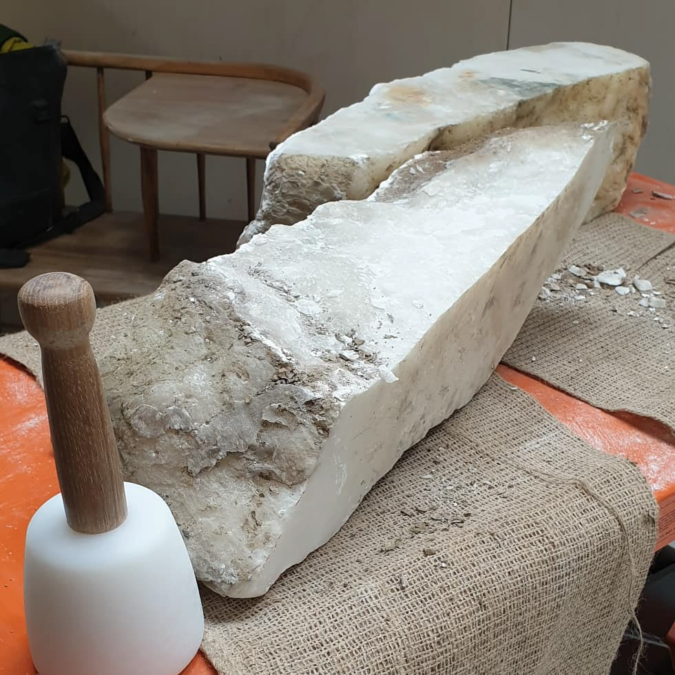 Splitting alabaster