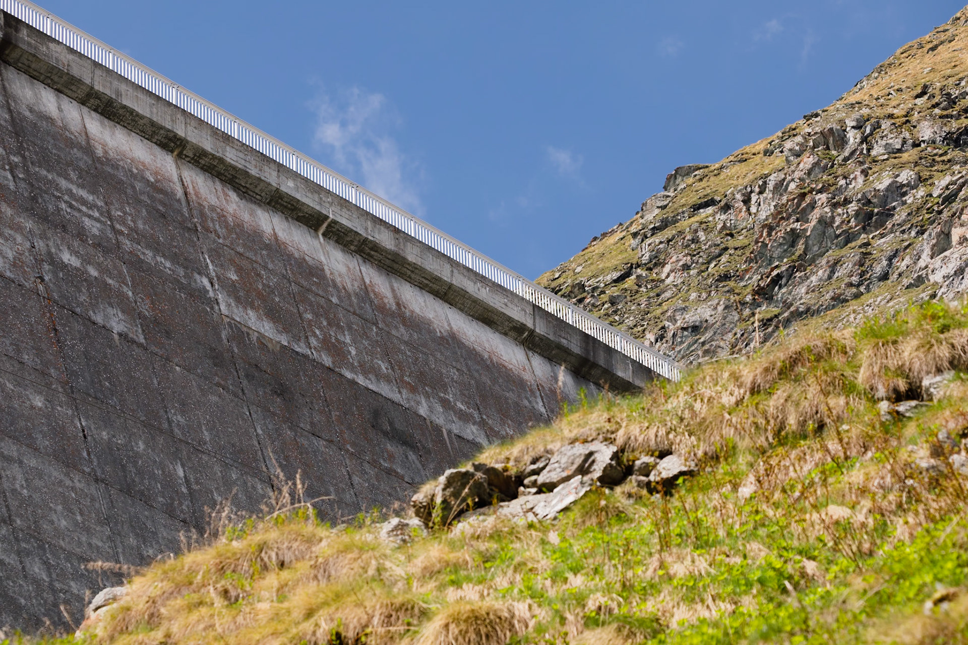the concrete is well conected with the mountains