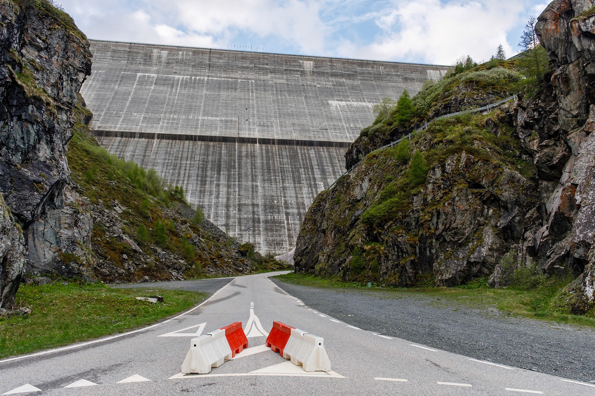 access road to the barrage