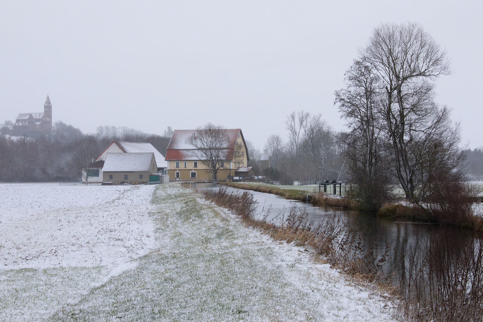 Altes Mühlengebäude mit Triebwerkskanal