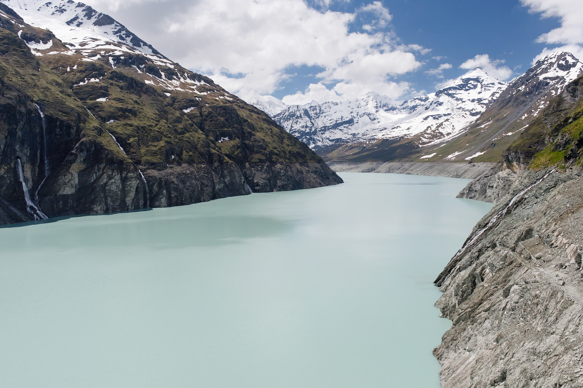 Lac des Dix, reservoir of energy in winter time