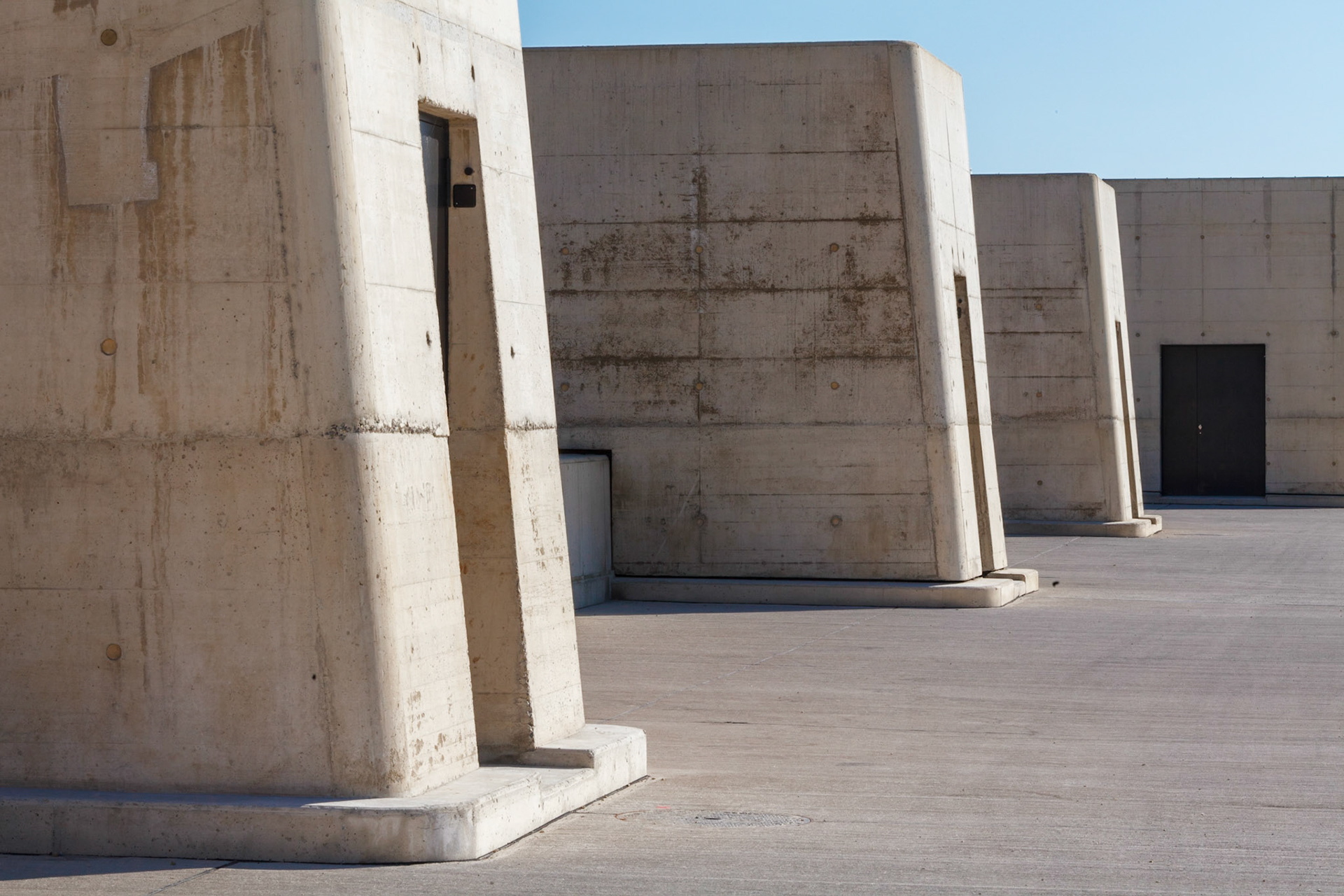 support columns for weir shutter