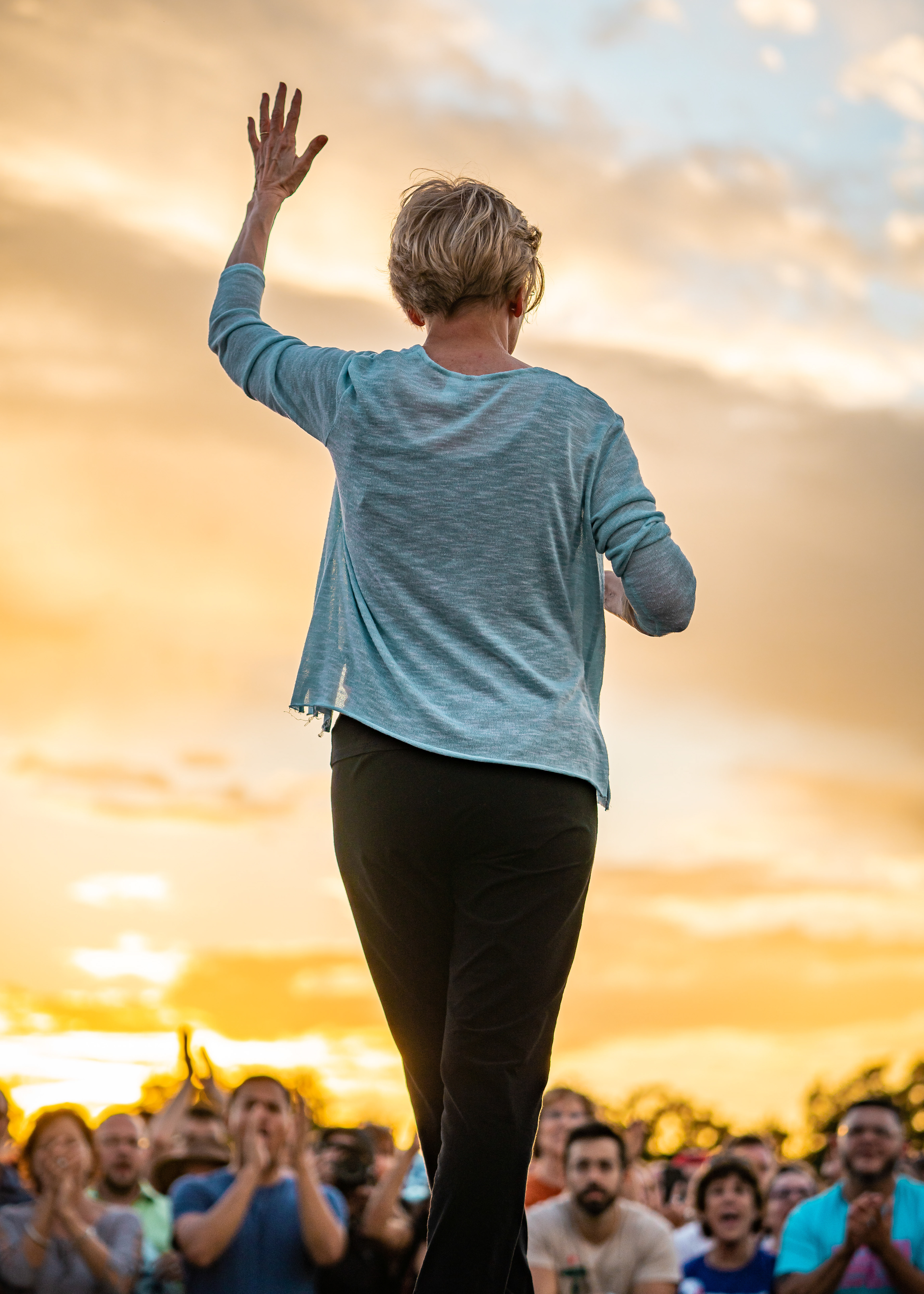 Senator Elizabeth Warren waves to a cheering crowd during a town hall event on September 10, 2019 at Auditorium Shores in Austin, Texas.