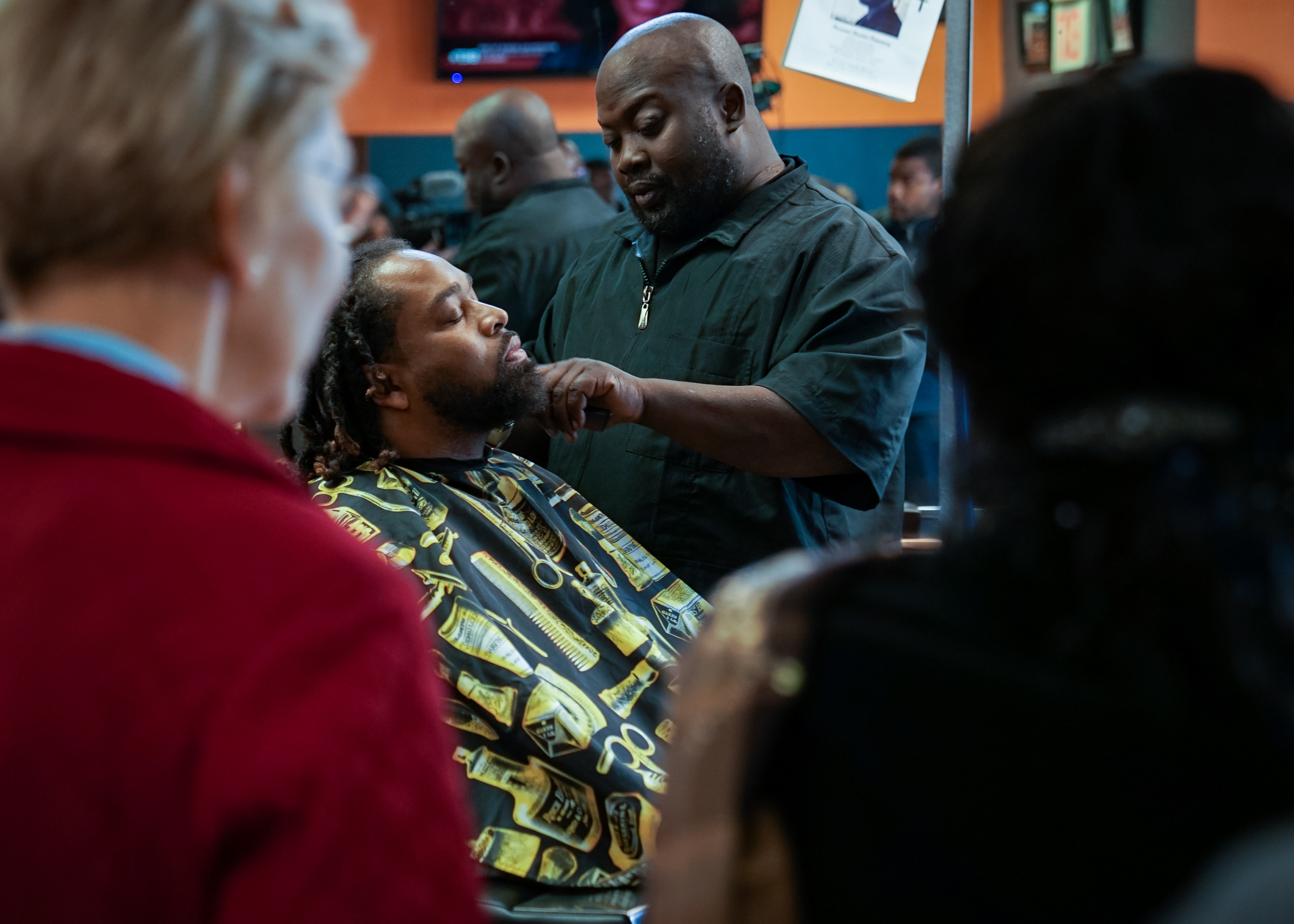 Senator Elizabeth Warren visits Brothaz Barber Shop during her walking tour on October 22, 2019 in Waterloo, Iowa.