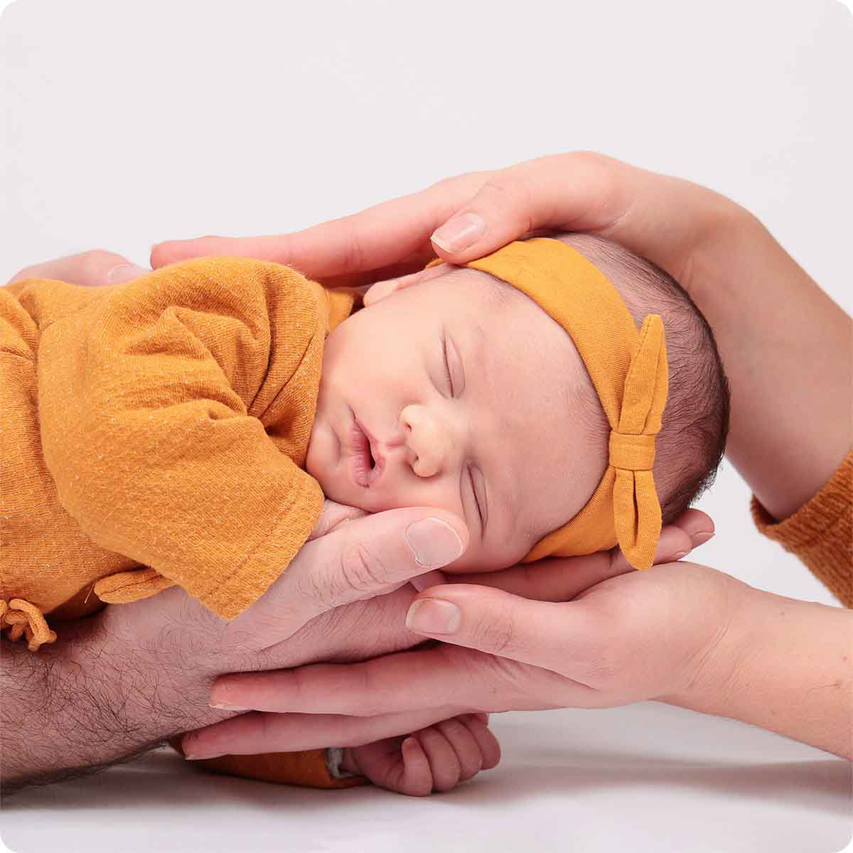 Photographe bébé Le Mans pour shooting photo naissance Sarthe