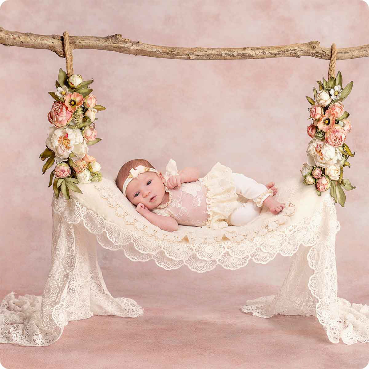 Photographe bébé près de Saint Pavace pour séance photo naissance à Sillé le Guillaume