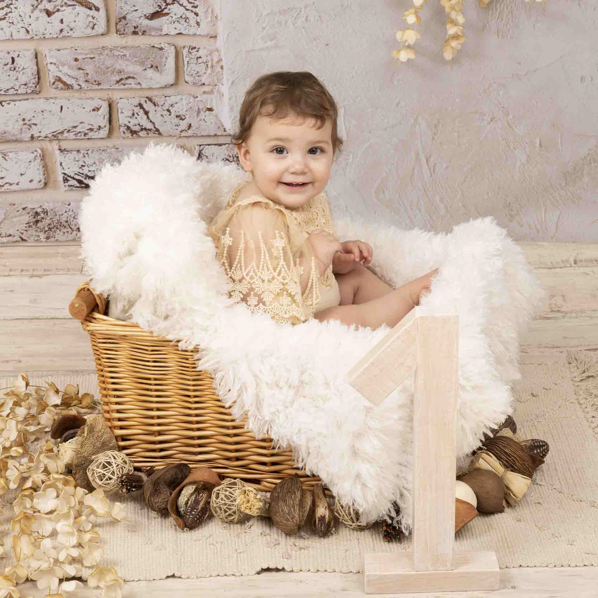 Photographe famille près de La Milesse pour shooting photo grand bébé à Beaumont sur Sarthe