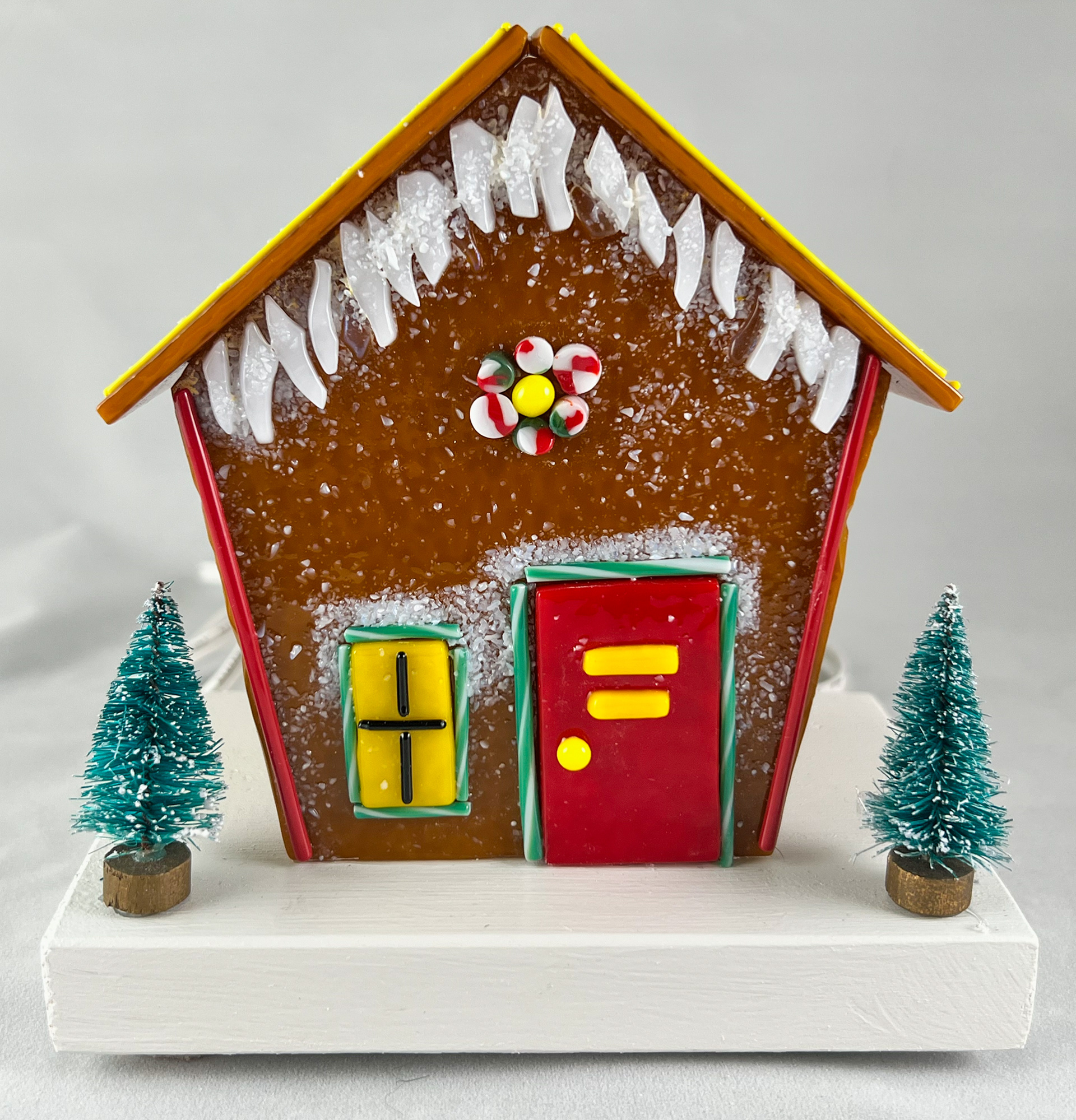 In September 2023, I took a 3 hour workshop at The Craft Guild of Dallas to create a fused glass gingerbread house.  This is the result of that workshop.